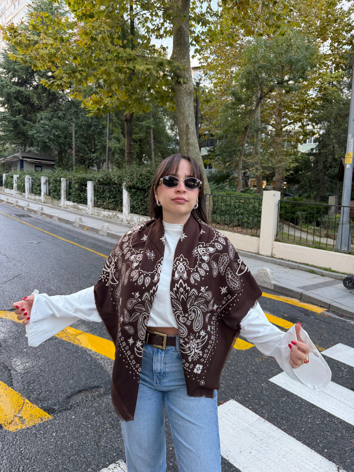 Kahve Rengi Şal Desenli Kadın Kare Şal