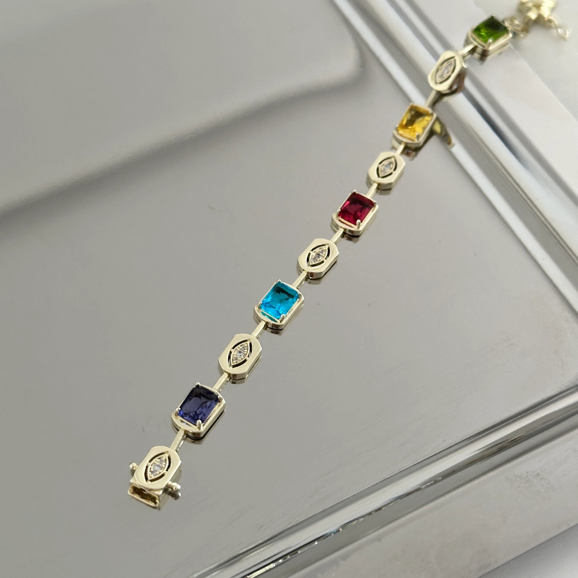 Renktaş Marka Tasarım Kadın Bileklik