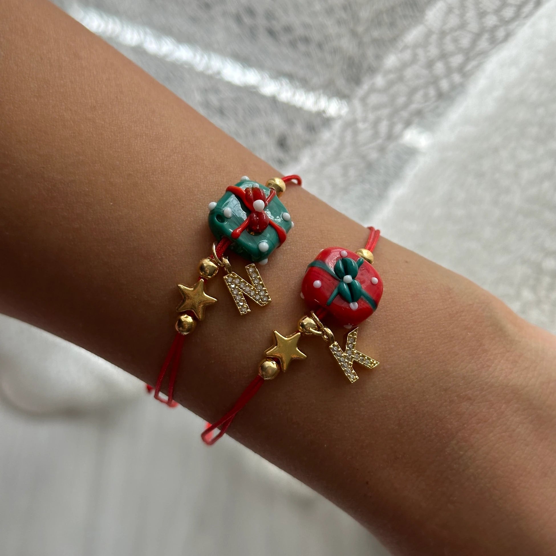 Yılbaşı Yeşil Hediye Paketi Murano Cam Boncuk Kişiye Özel Harf Kadın Şans Bilekliği