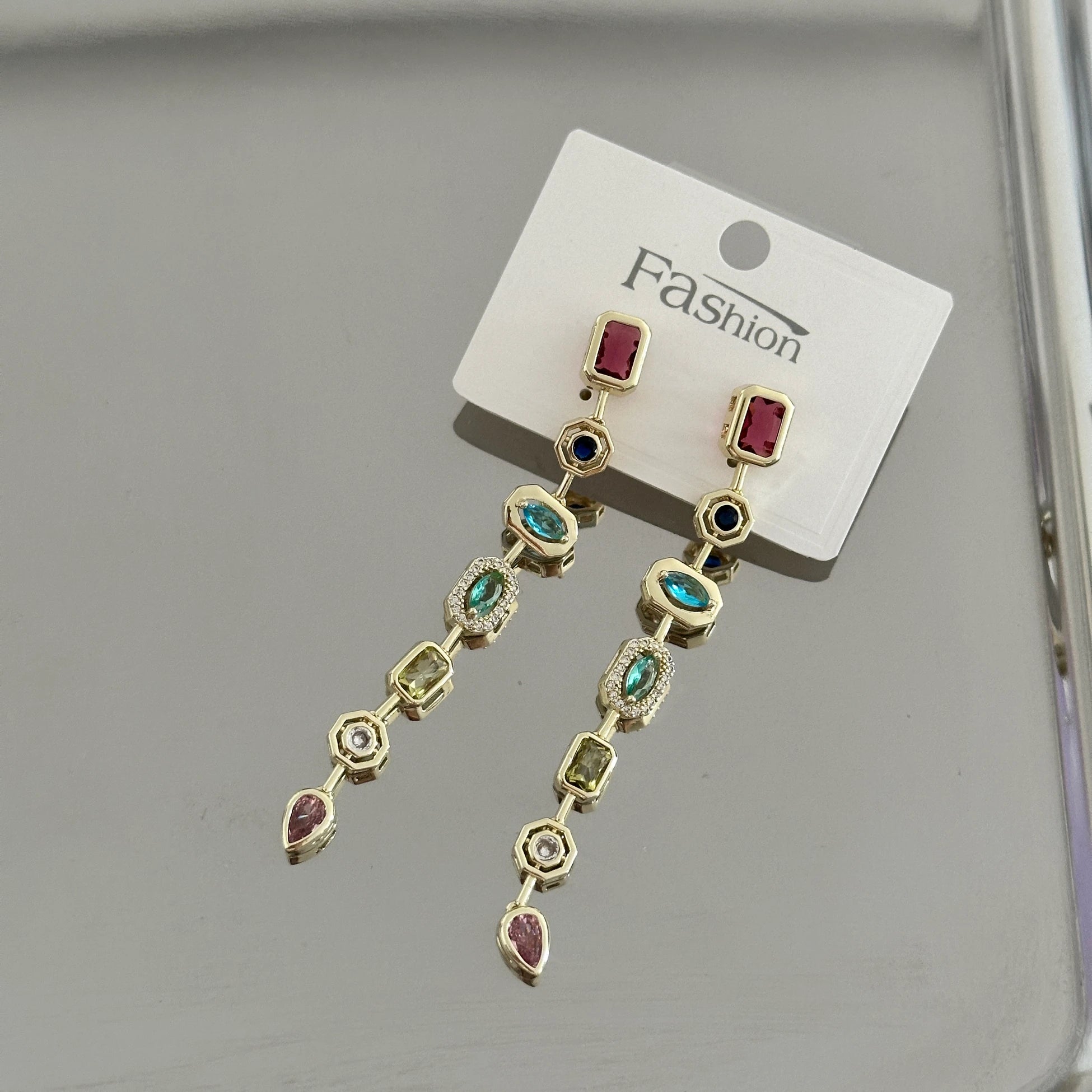 Renktaş Sarkıntılı Tasarım Kadın Küpe