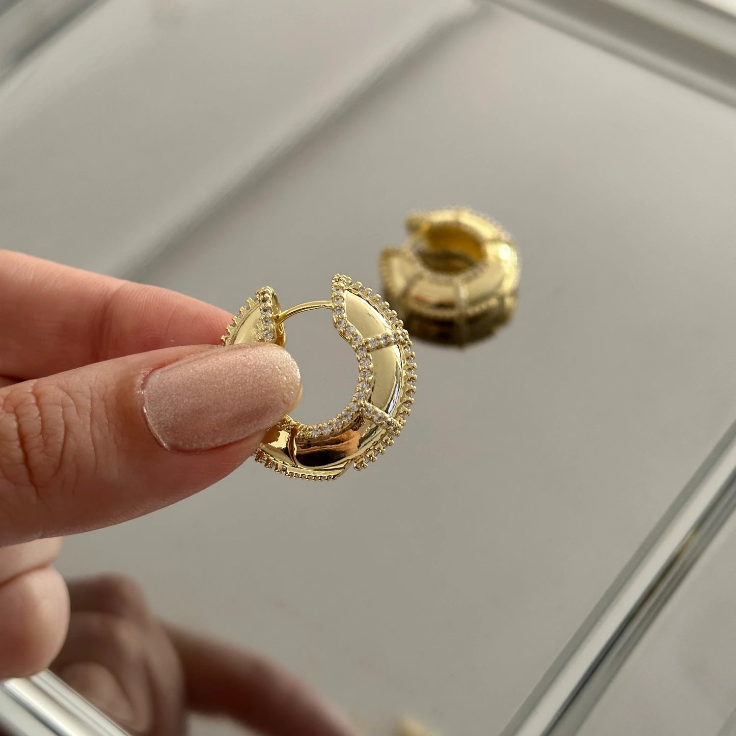 Beyaz Taş Tombul Halka Kadın Küpe