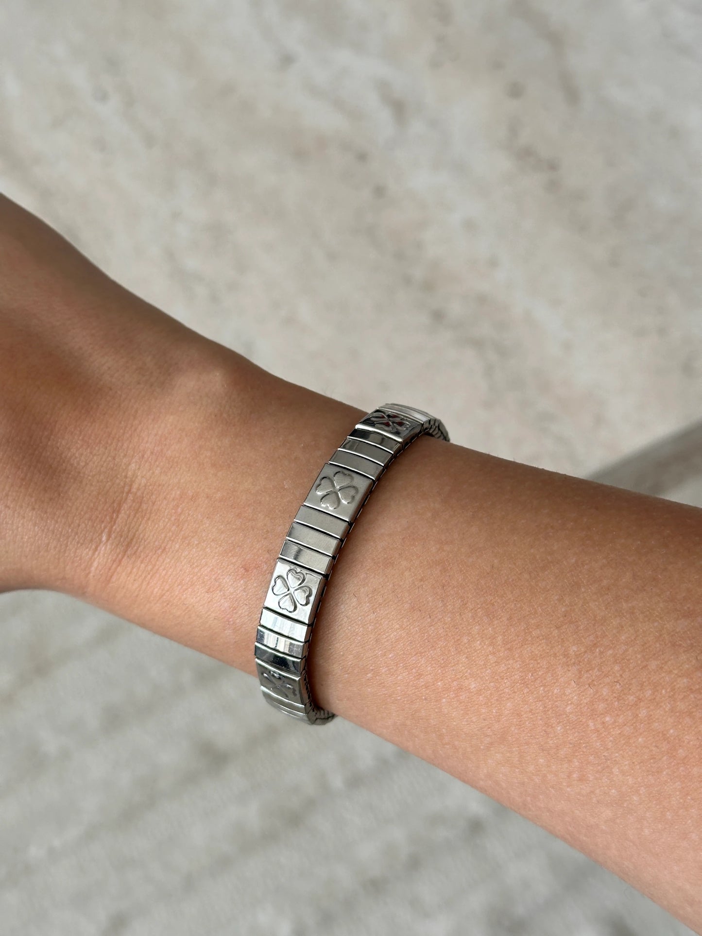 Yonca Gümüş Renk İtalyan Lastik Bileklik