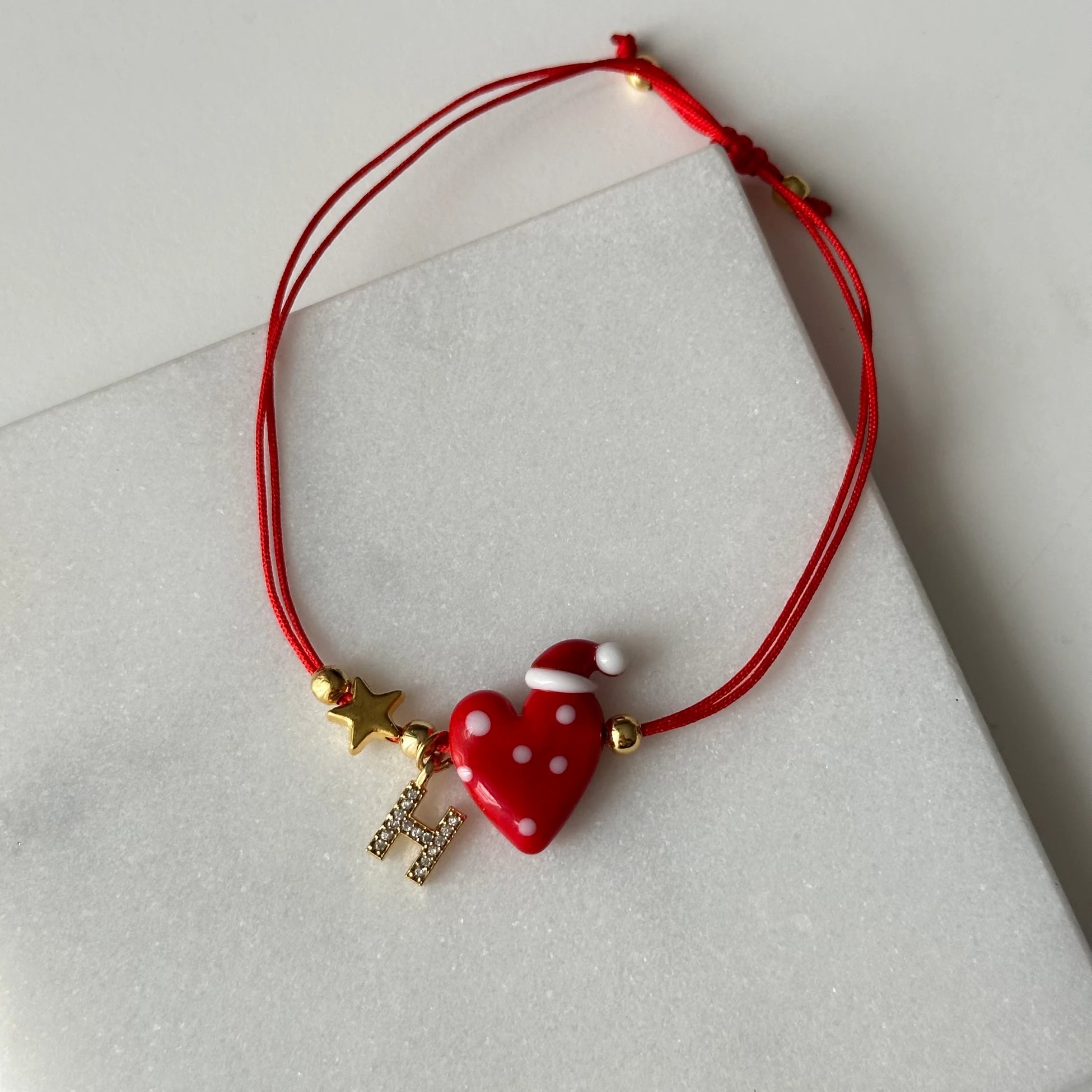 Yılbaşı Şapkalı Kalp Murano Cam Boncuk Kişiye Özel Harf Kadın Şans Bilekliği