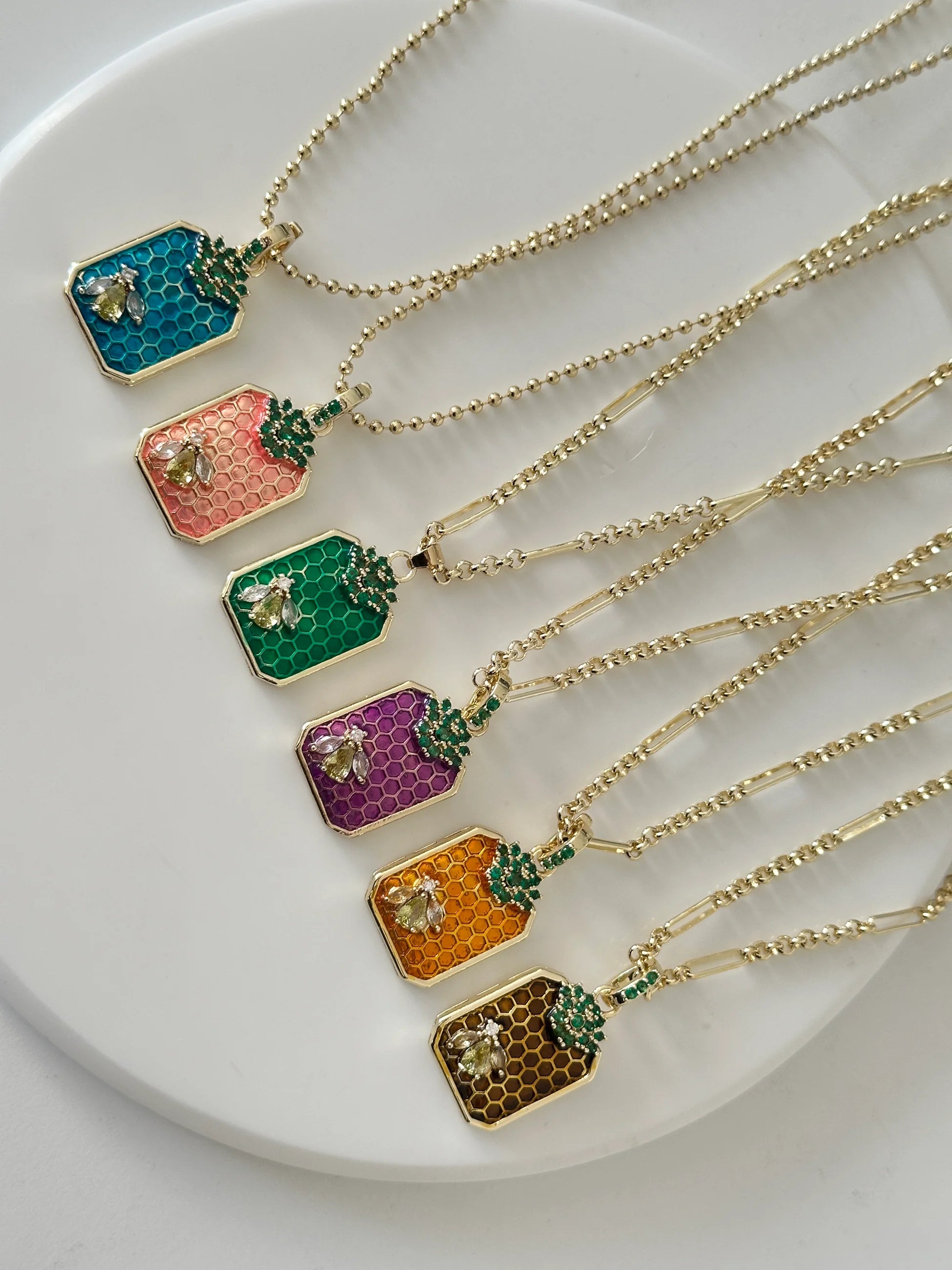 Taç Yaprak Arı Kadın Kolye