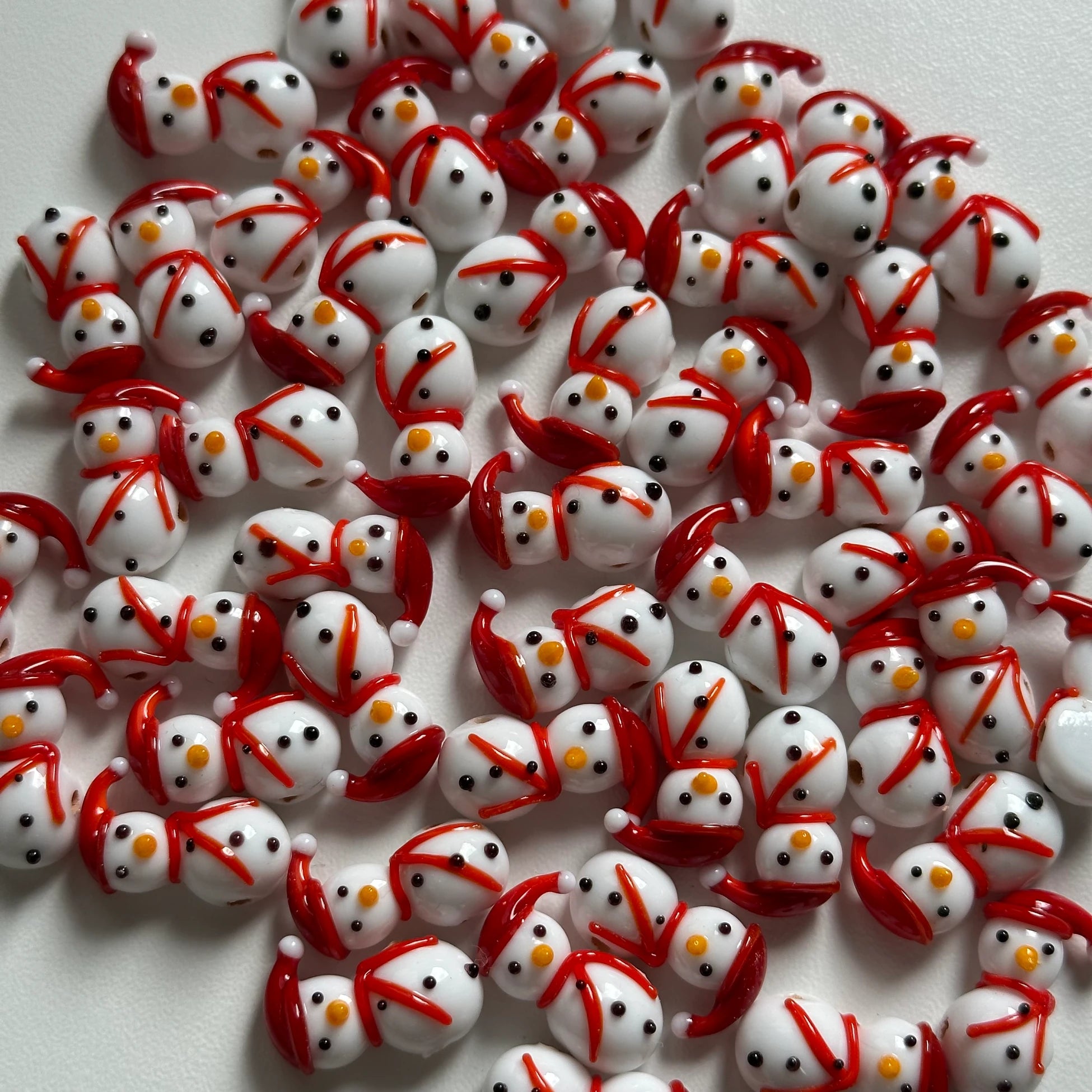 Yılbaşı Kırmızı Şapkalı Kardan Adam Murano Cam Boncuk Kişiye Özel Harf Kadın Şans Bilekliği