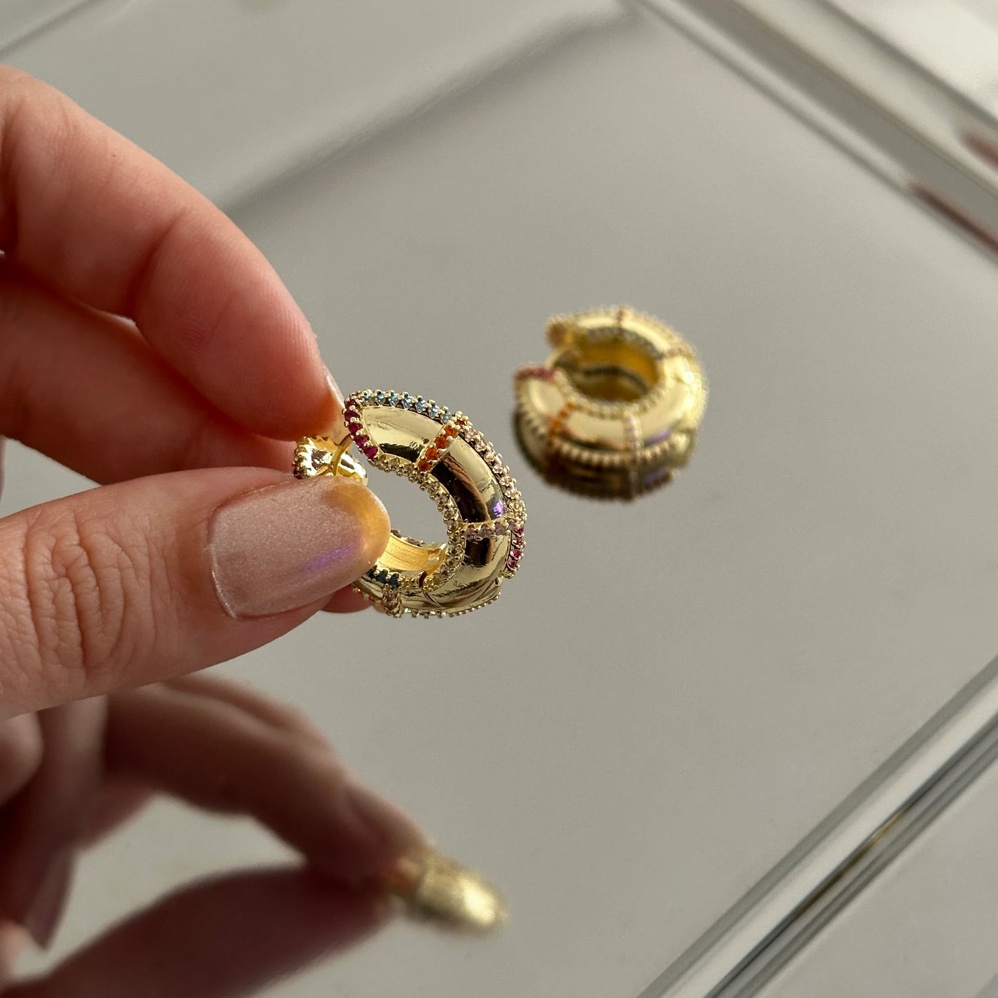 Renkli Taş Tombul Halka Kadın Küpe