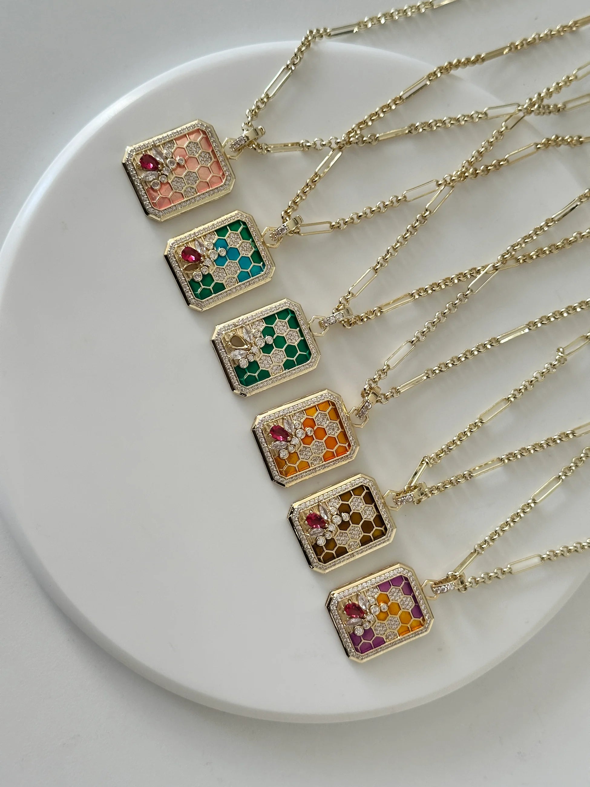 Petekli Kare Arı Kadın Kolye