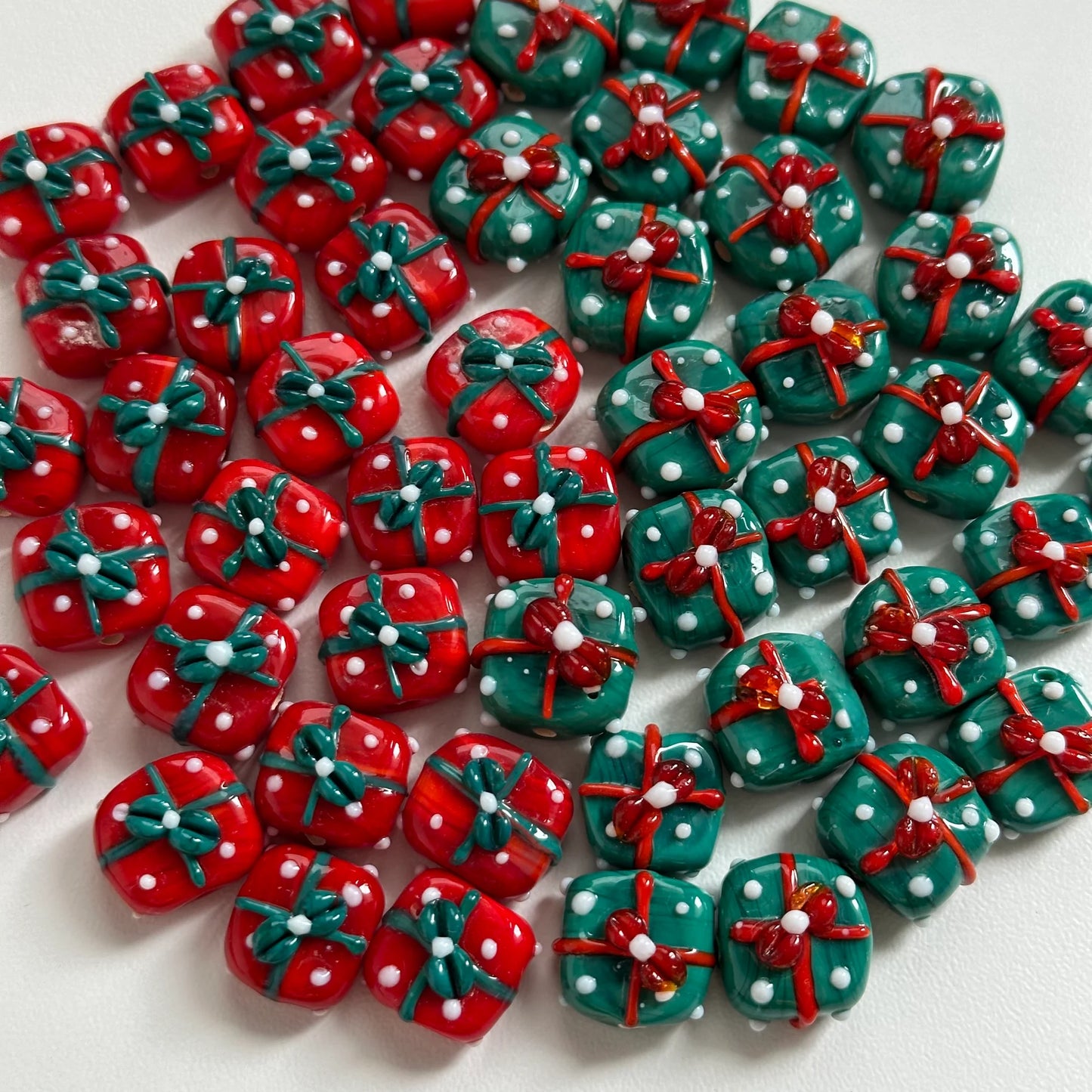 Yılbaşı Kırmızı Hediye Paketi Murano Cam Boncuk Kişiye Özel Harf Kadın Şans Bilekliği