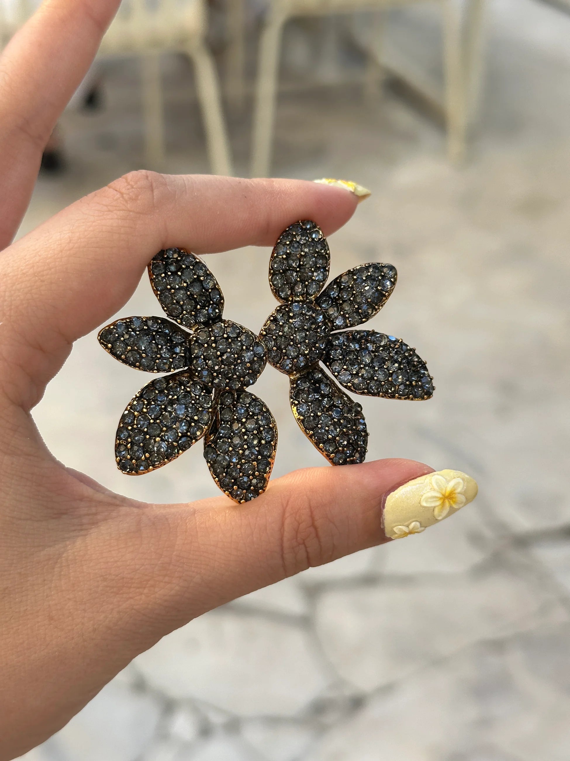 Gümüş Taş Yarım Çiçek Kadın Küpe