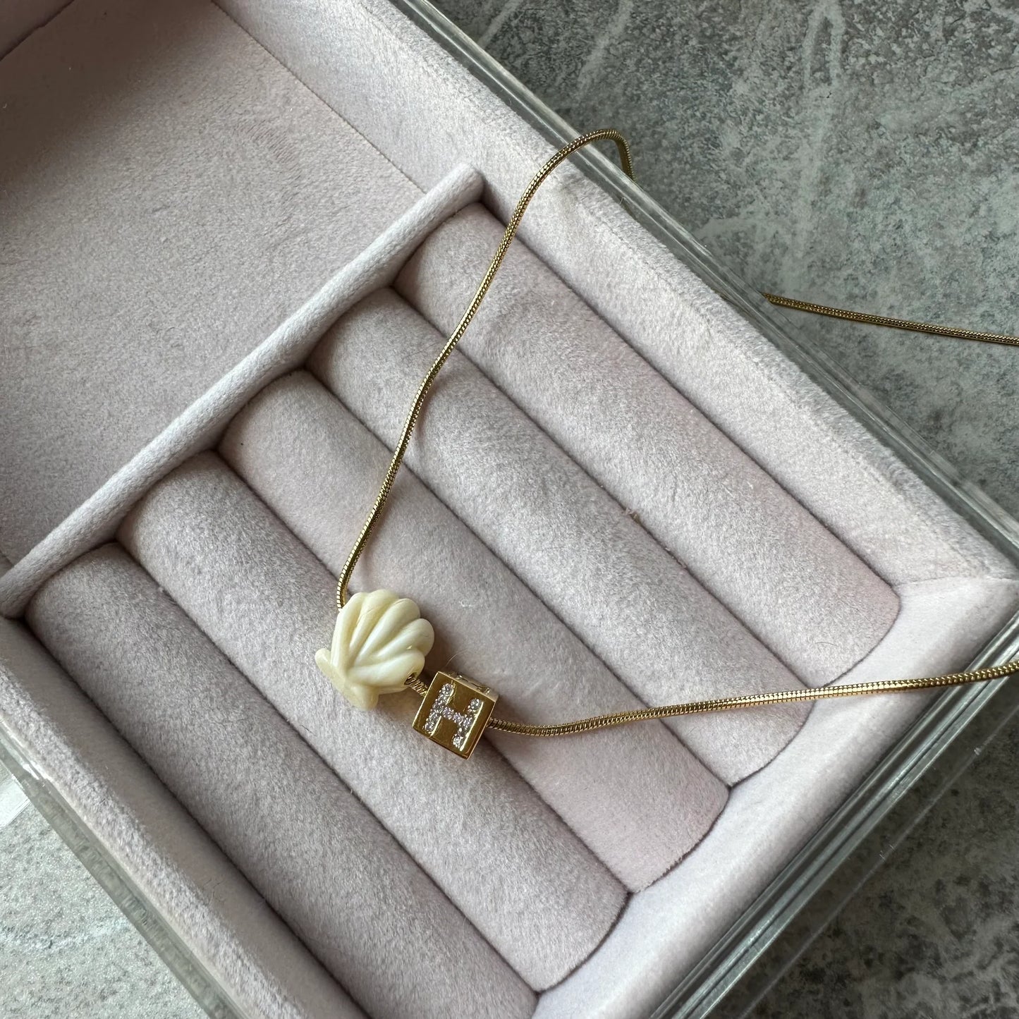 İstiridye Cam Boncuk Küp Harf Kolye