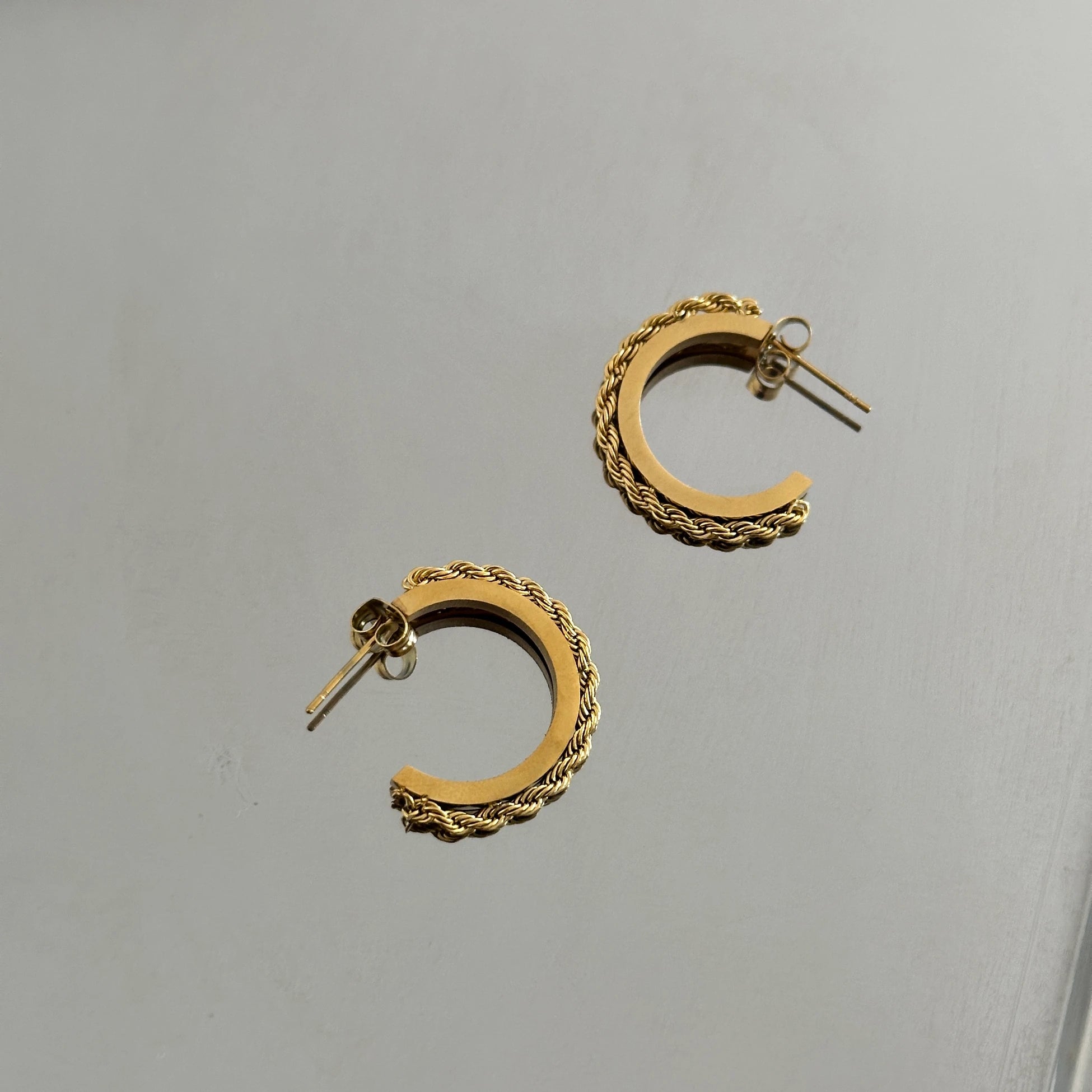 Yarım Halka Burgu Zincirli Çelik Kadın Küpe