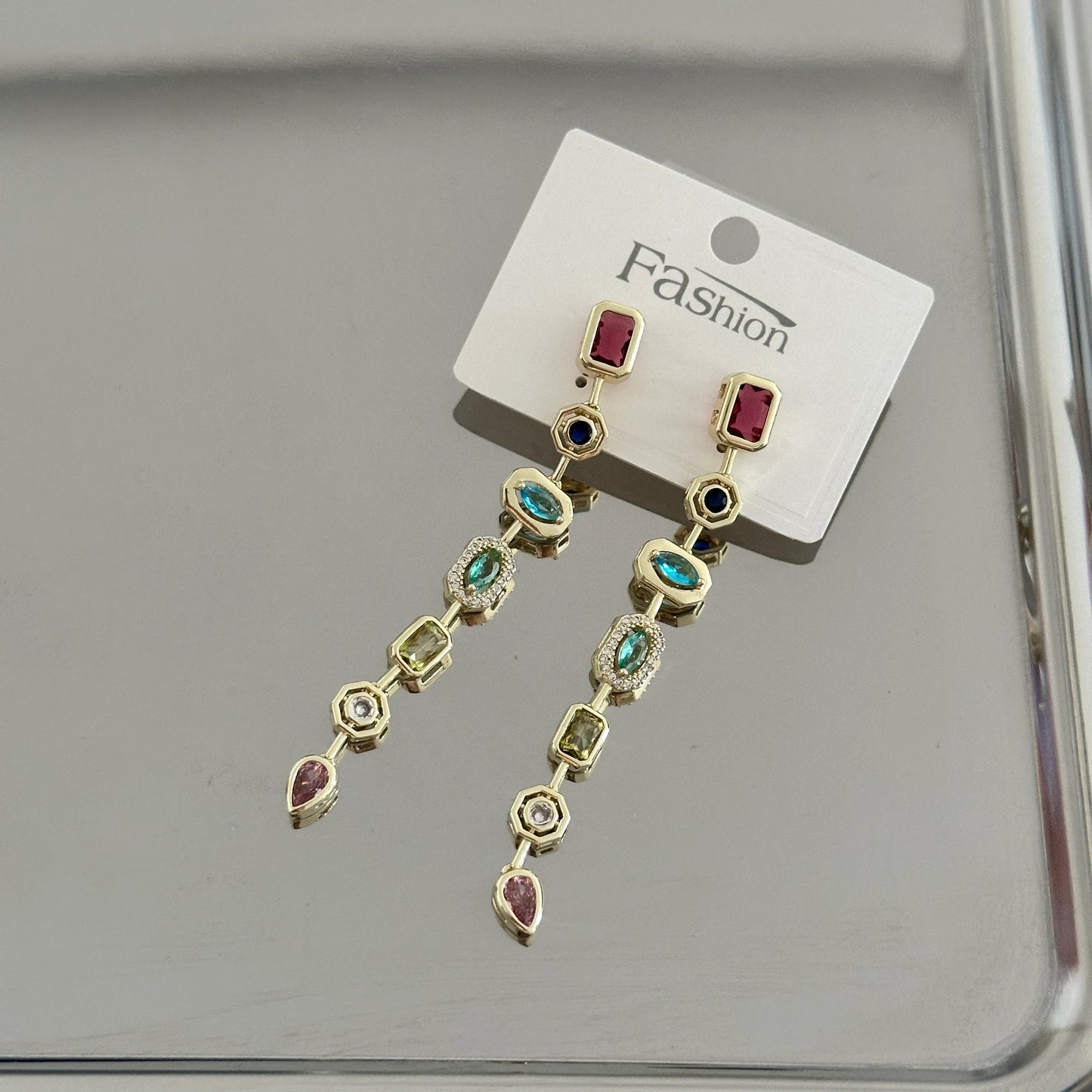 Renktaş Sarkıntılı Tasarım Kadın Küpe