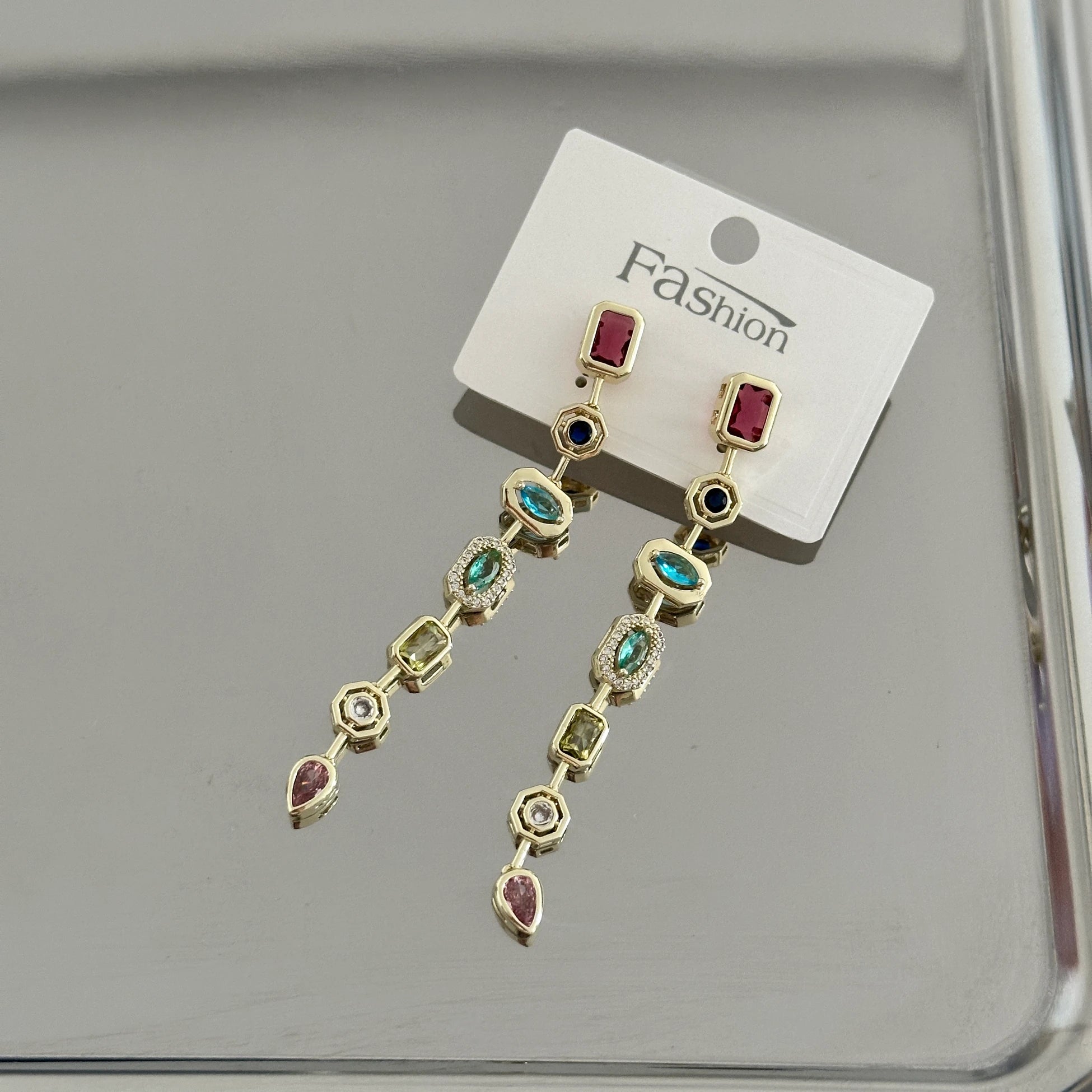 Renktaş Sarkıntılı Tasarım Kadın Küpe