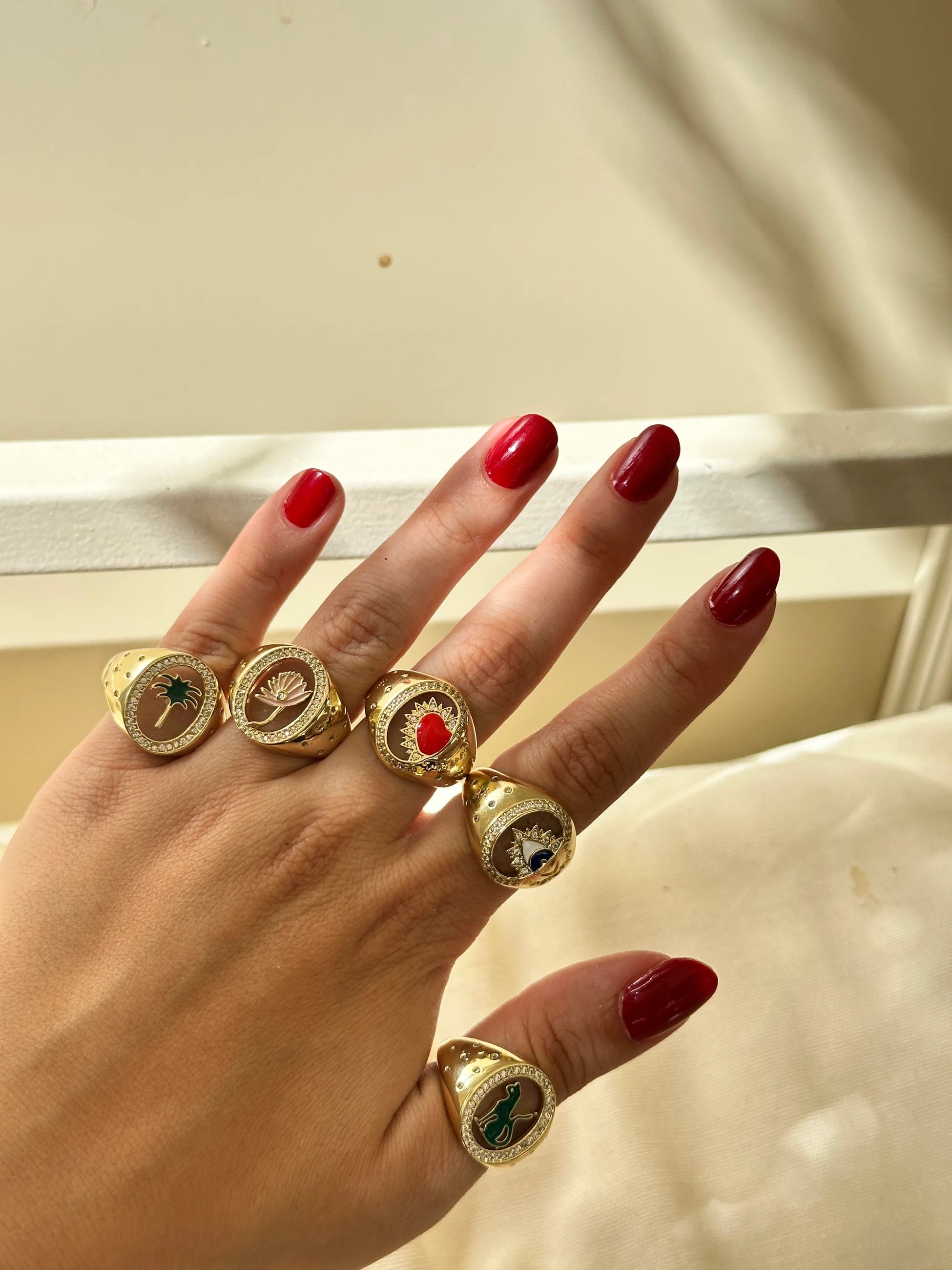 Şeffaf Üzeri Figür Kadın Yüzük