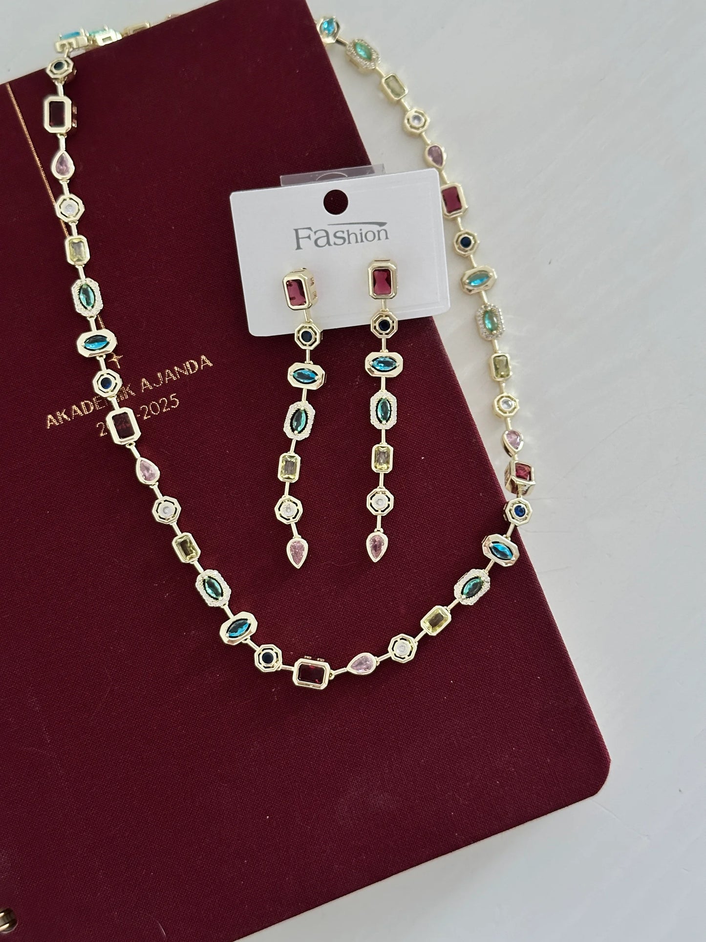 Renktaş Sarkıntılı Tasarım Kadın Küpe