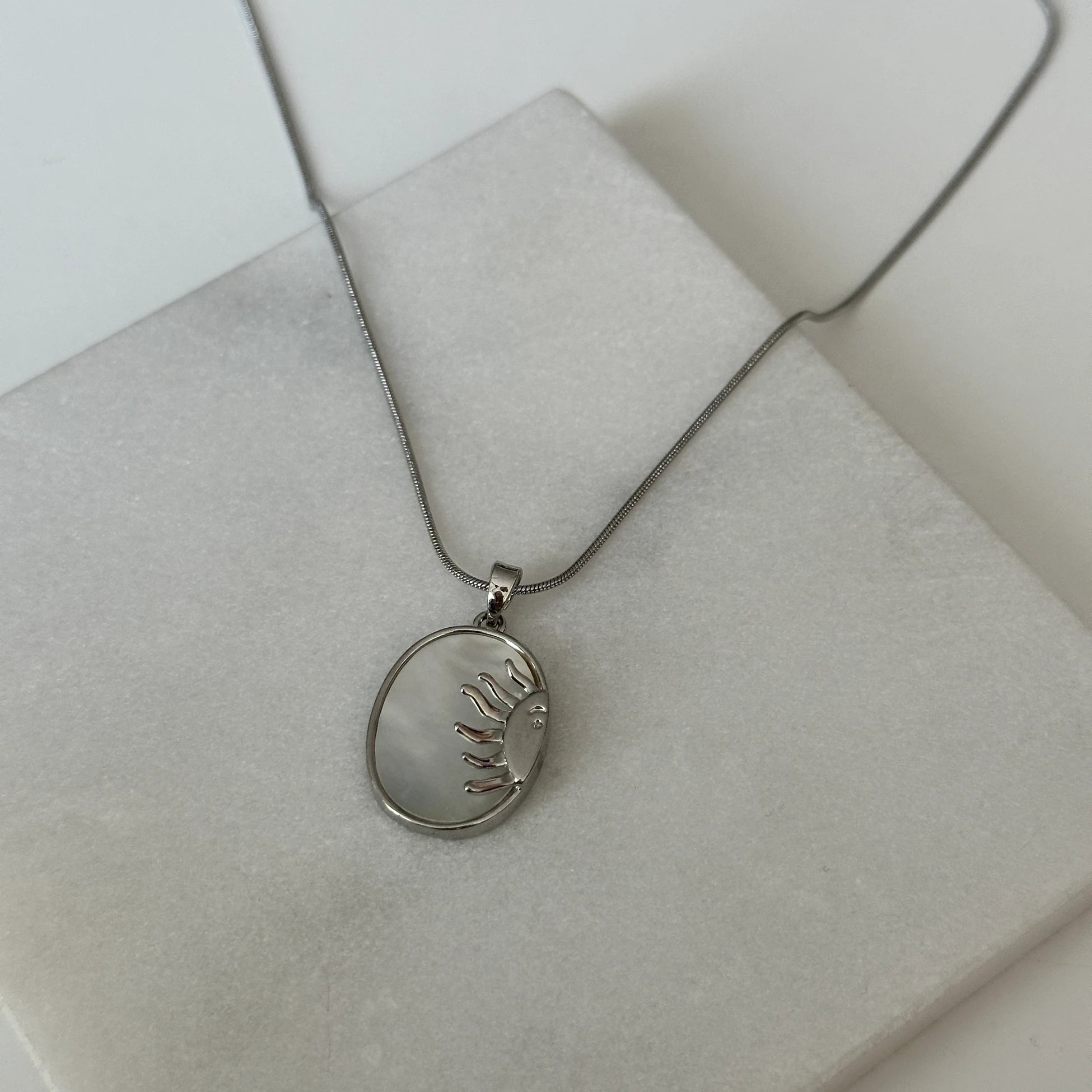 Gümüş Güneş Çelik Kadın Kolye