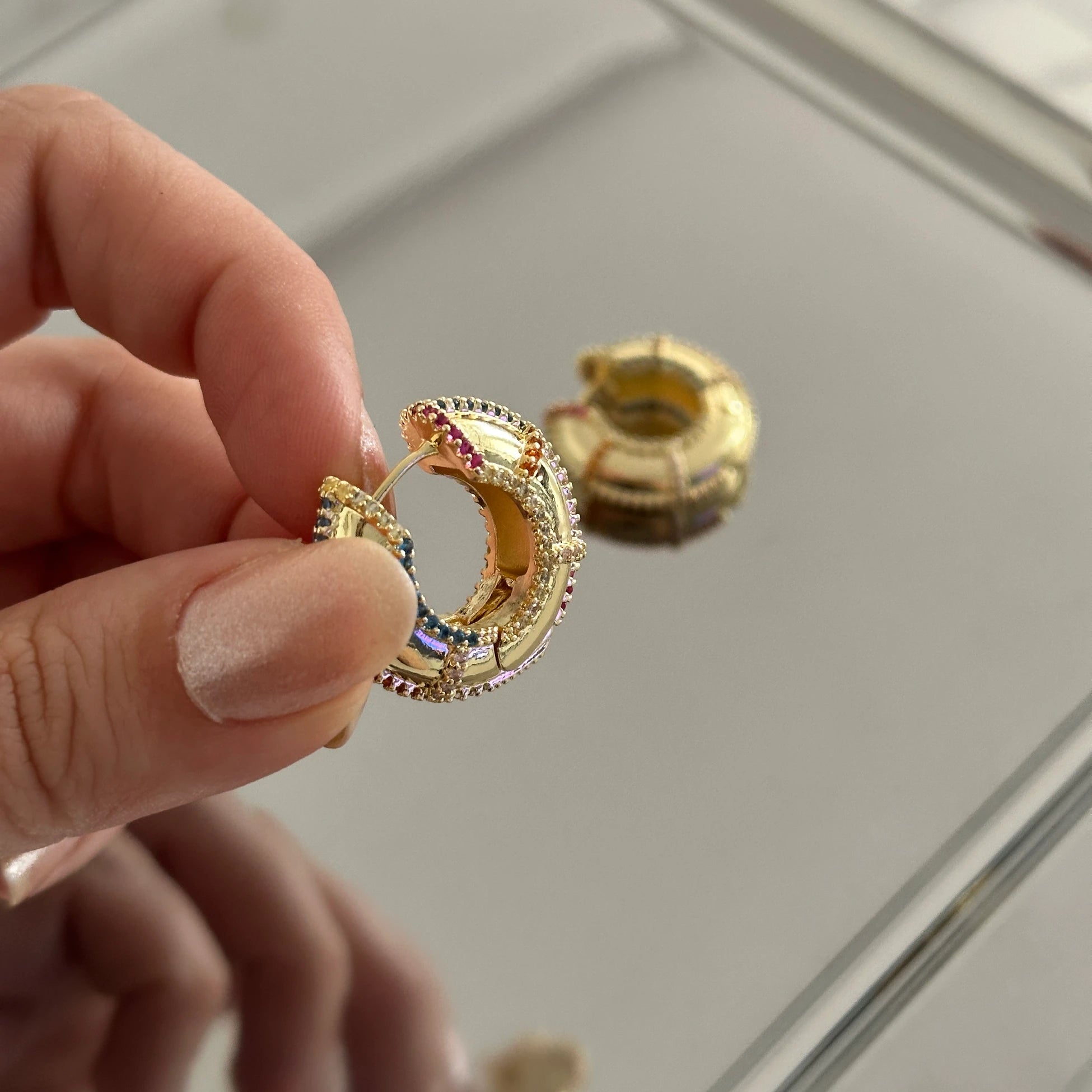 Renkli Taş Tombul Halka Kadın Küpe