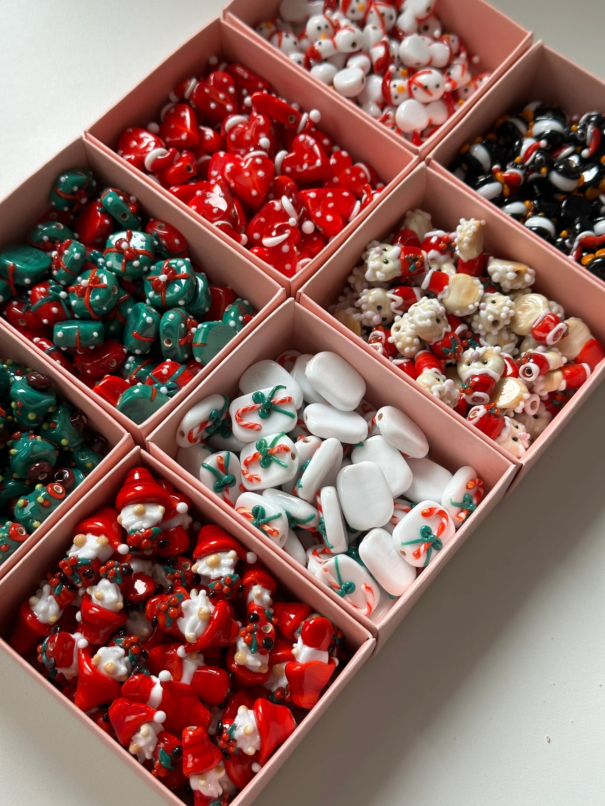 Yılbaşı Kırmızı Hediye Paketi Murano Cam Boncuk Kişiye Özel Harf Kadın Şans Bilekliği