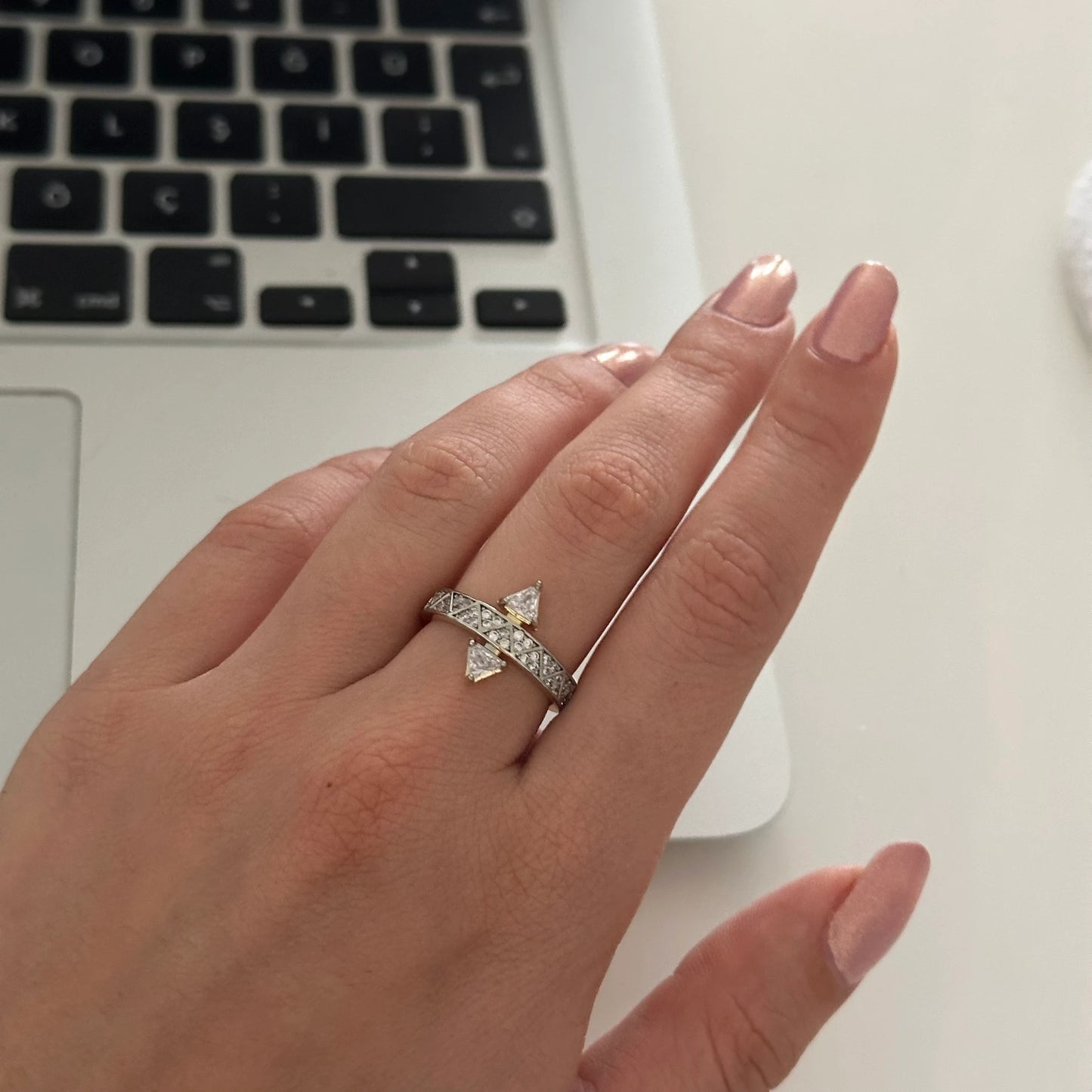 Üçgen Tasarım Zirkon Yüzük