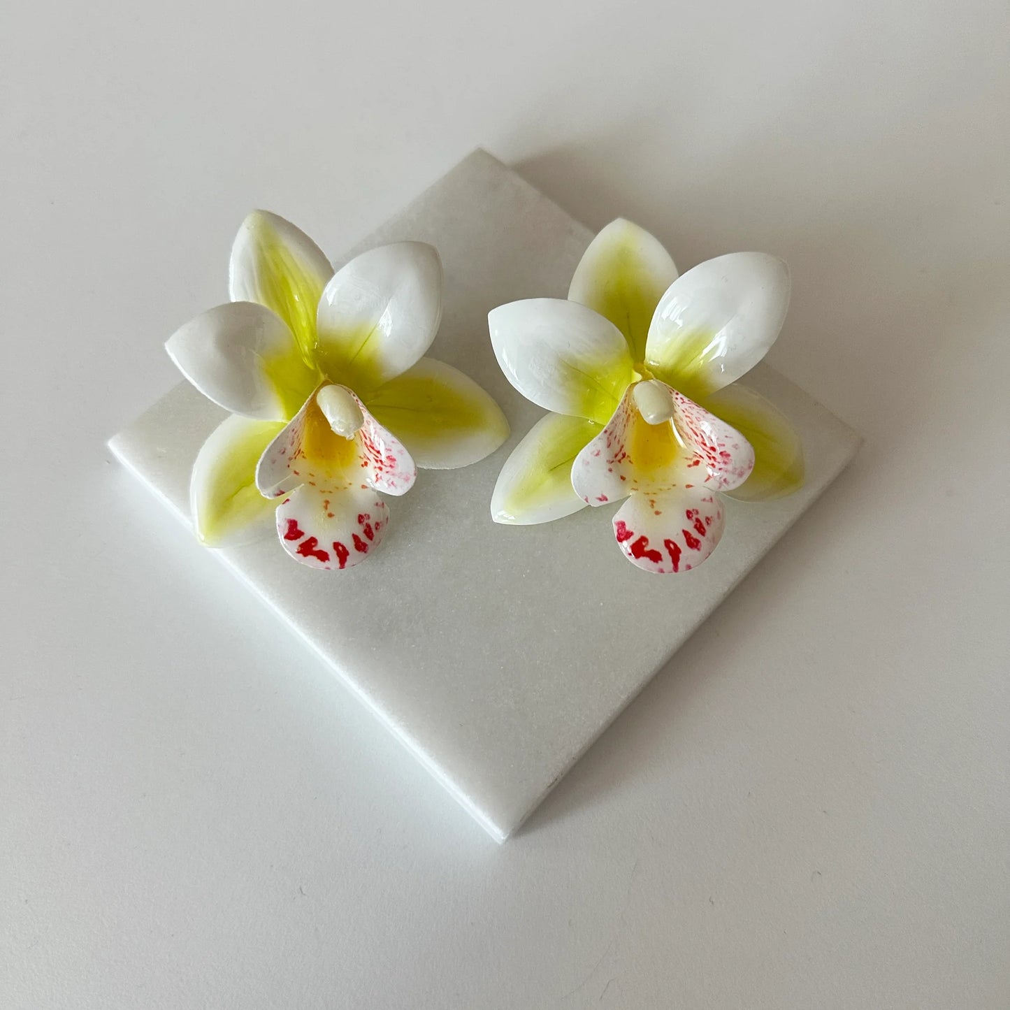 Yeşilli Beyaz Orkide Küpe