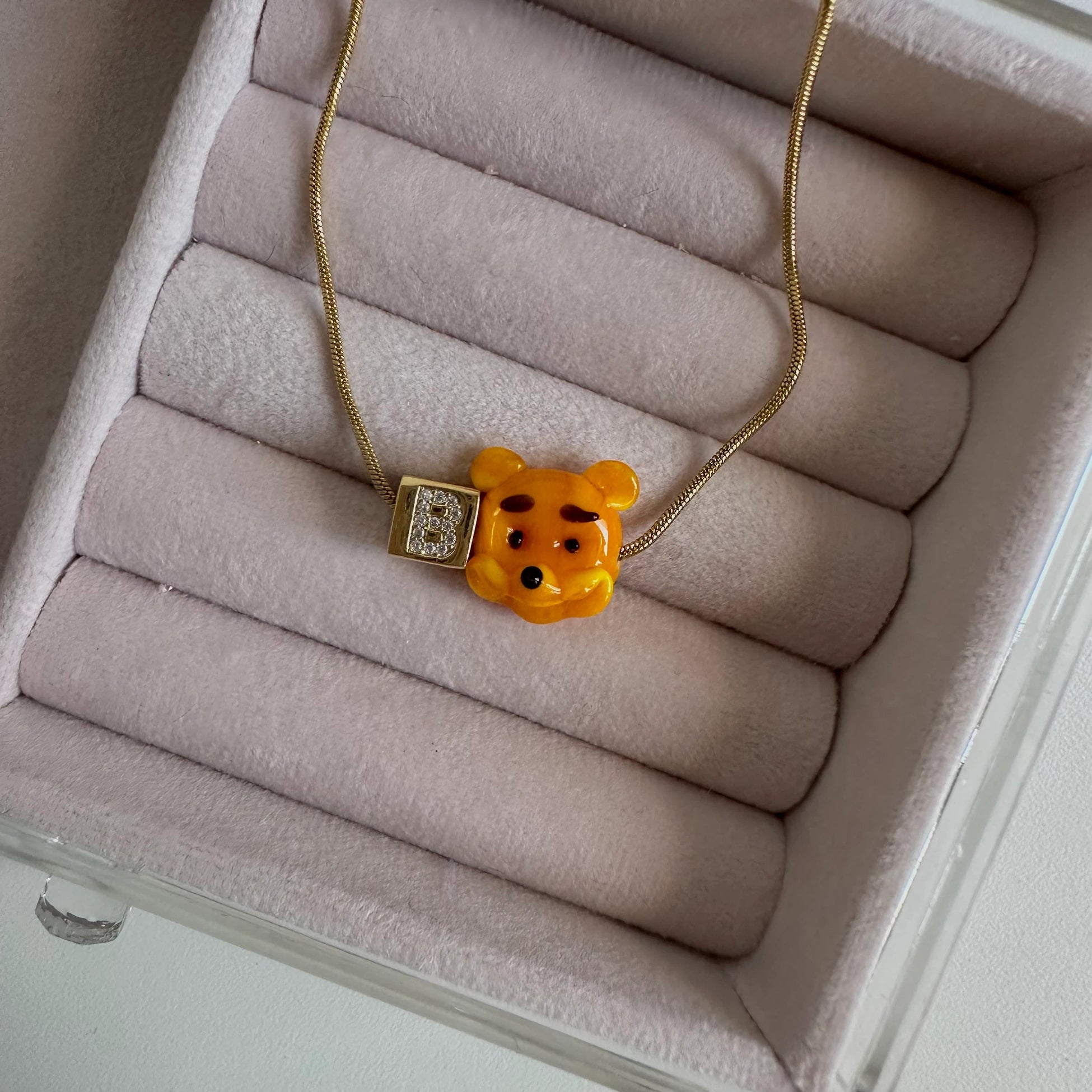 Winnie The Pooh Murano Cam Boncuk Küp Harf Kolye