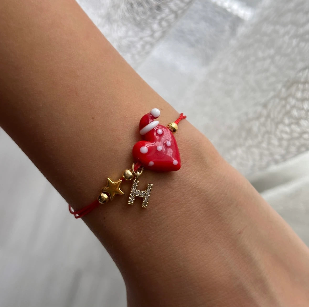 Yılbaşı Şapkalı Kalp Murano Cam Boncuk Kişiye Özel Harf Kadın Şans Bilekliği