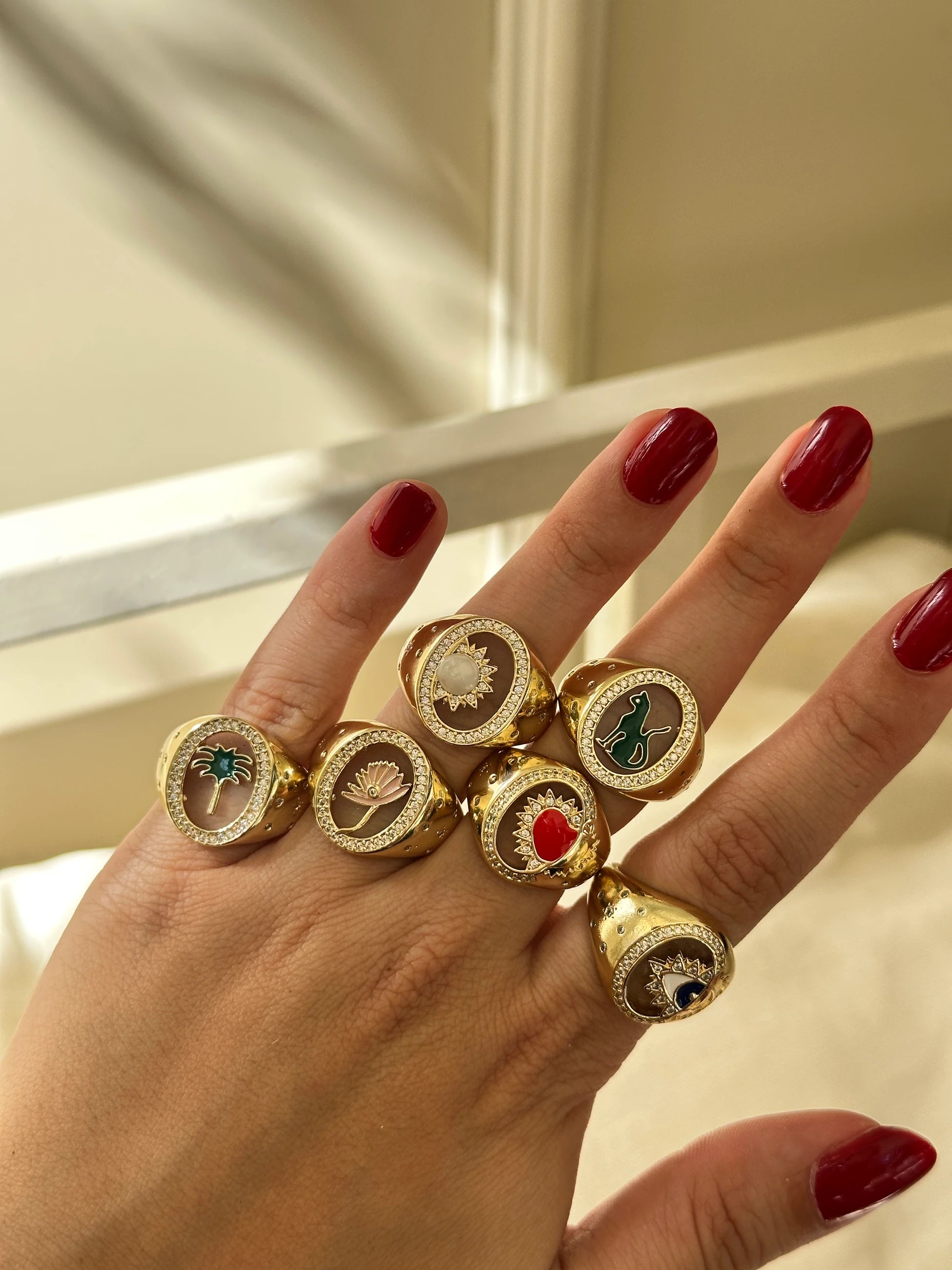 Şeffaf Üzeri Figür Kadın Yüzük