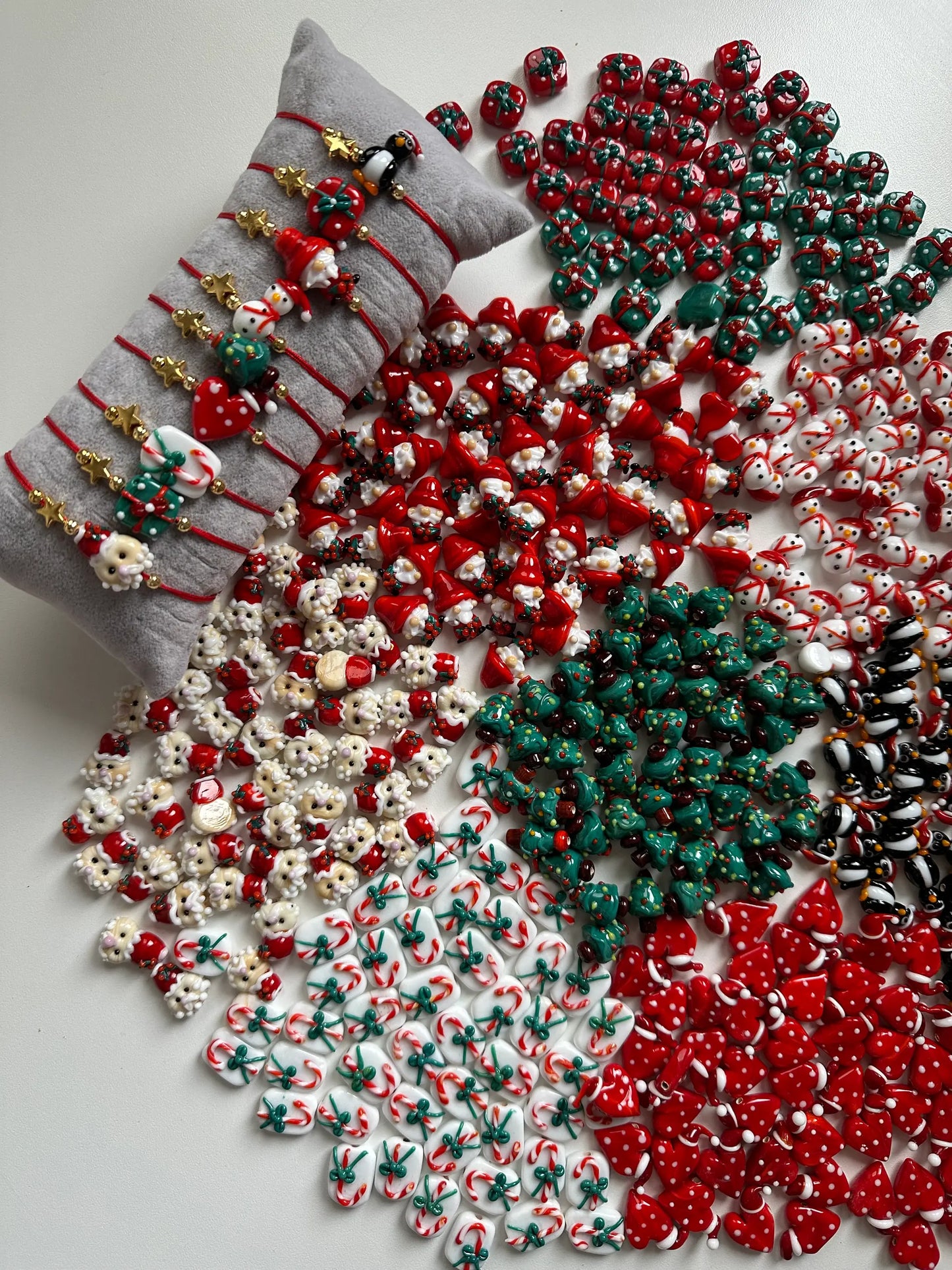 Yılbaşı Noel Baba Murano Cam Boncuk Kişiye Özel Harf Kadın Şans Bilekliği