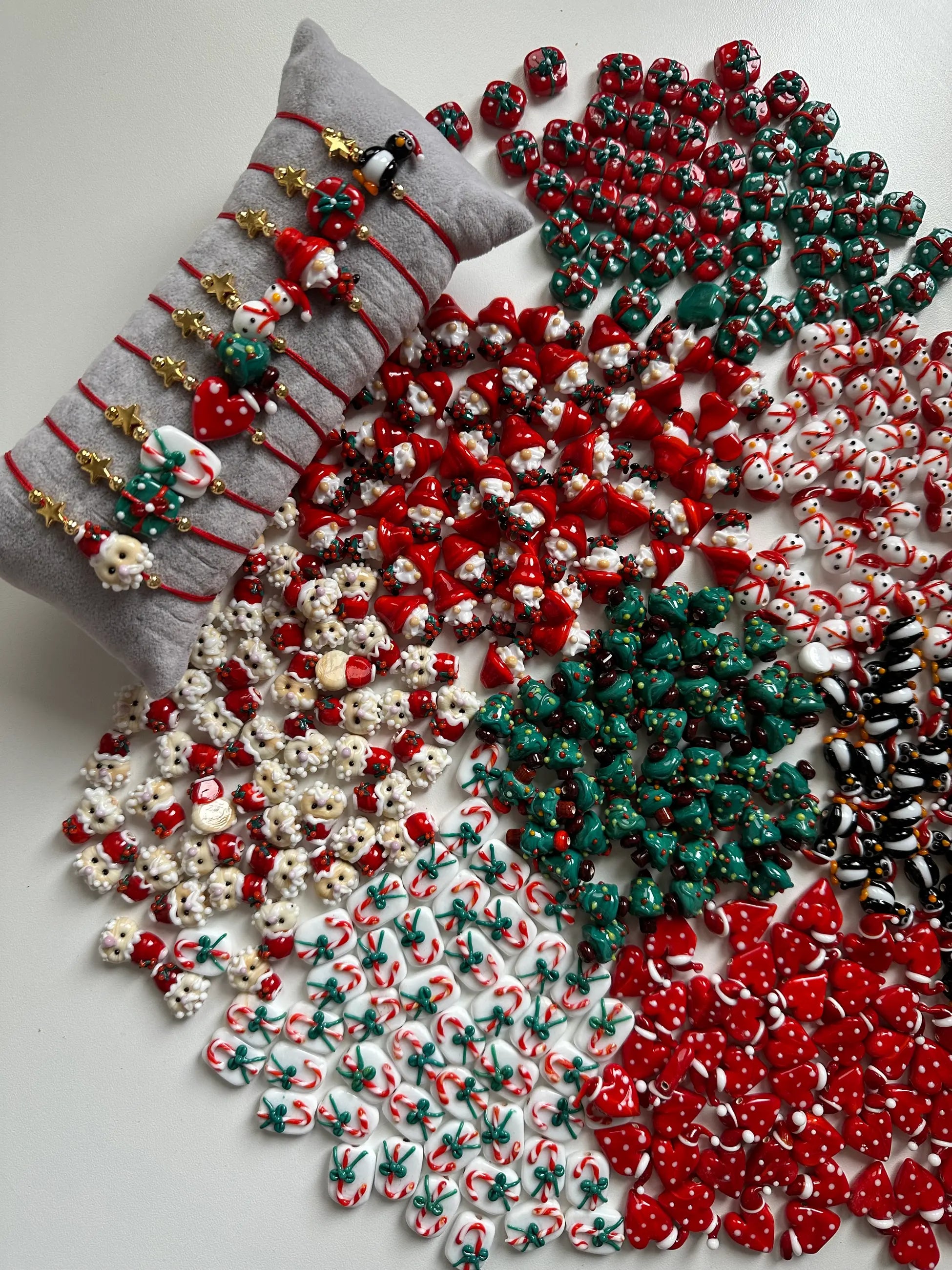 Yılbaşı Noel Baba Murano Cam Boncuk Kişiye Özel Harf Kadın Şans Bilekliği