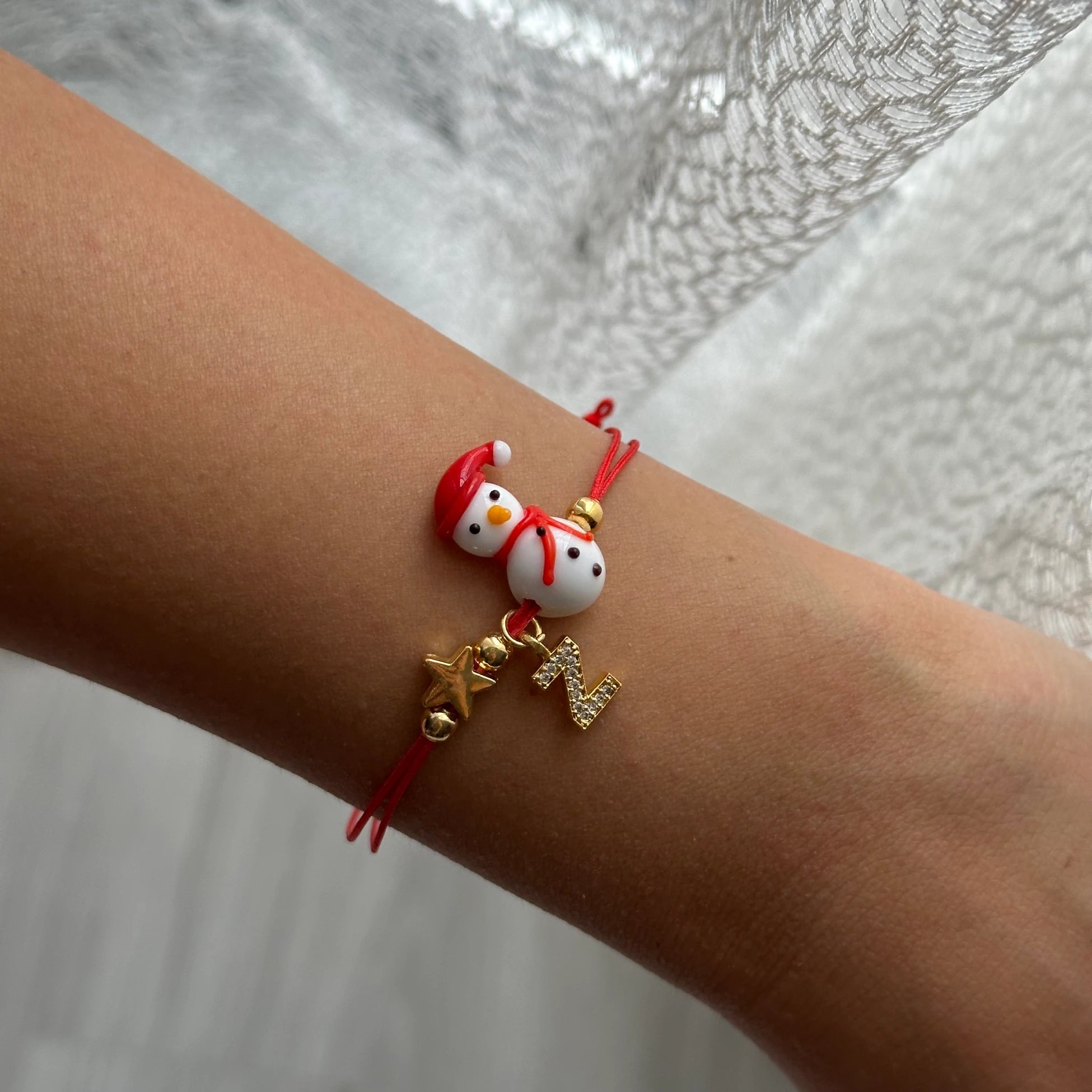 Yılbaşı Kırmızı Şapkalı Kardan Adam Murano Cam Boncuk Kişiye Özel Harf Kadın Şans Bilekliği