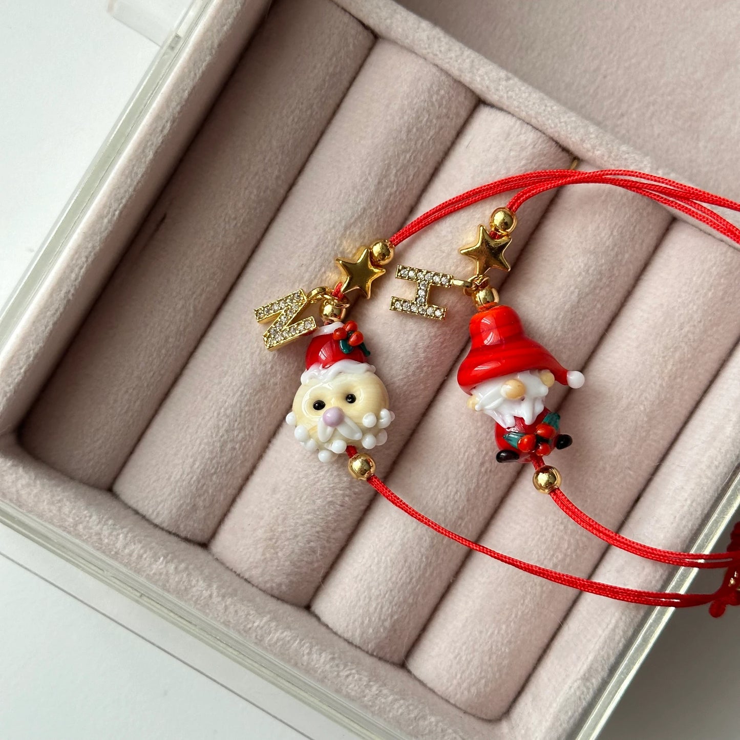 Yılbaşı Noel Baba Murano Cam Boncuk Kişiye Özel Harf Kadın Şans Bilekliği