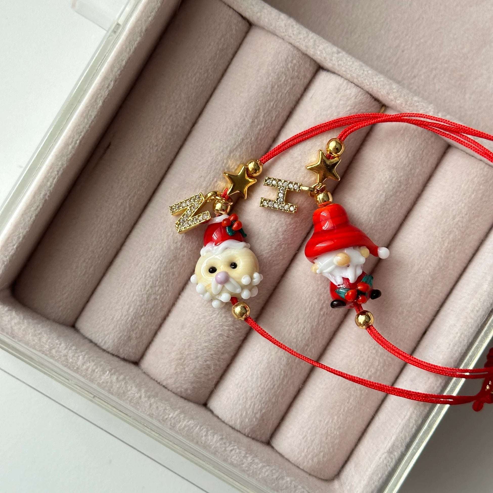 Yılbaşı Noel Baba Murano Cam Boncuk Kişiye Özel Harf Kadın Şans Bilekliği