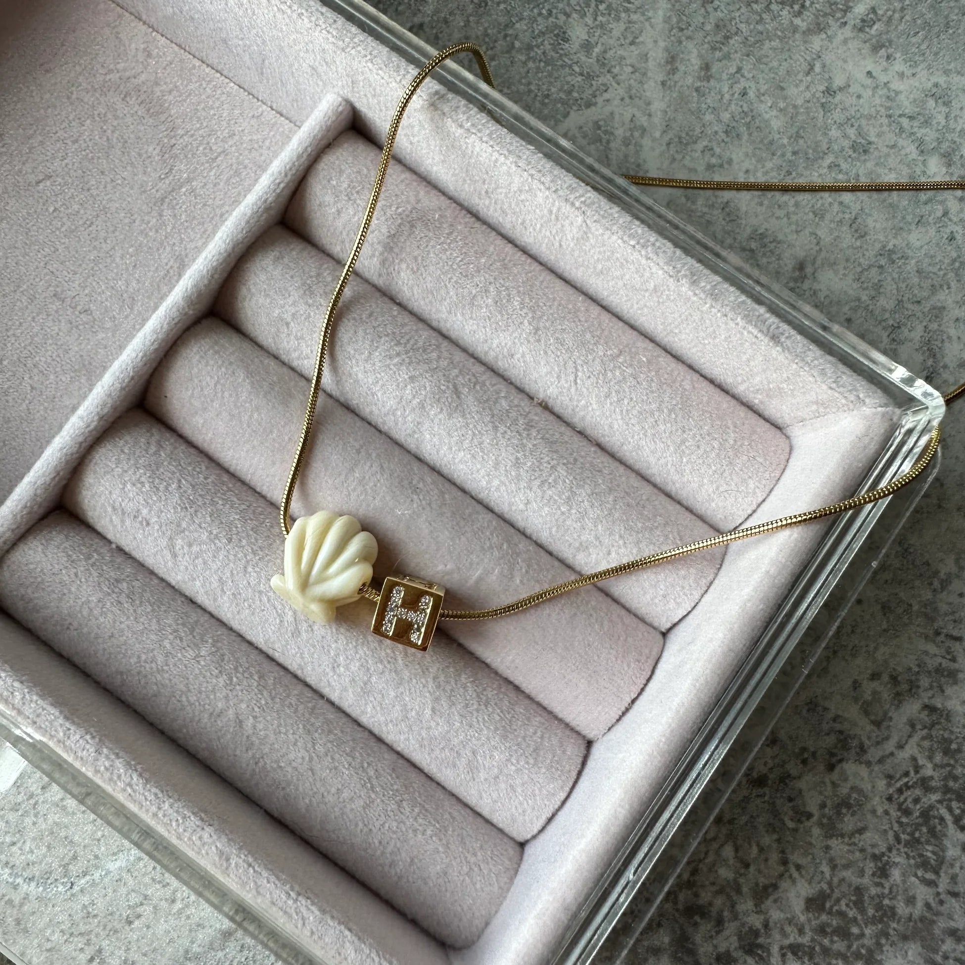 İstiridye Cam Boncuk Küp Harf Kolye