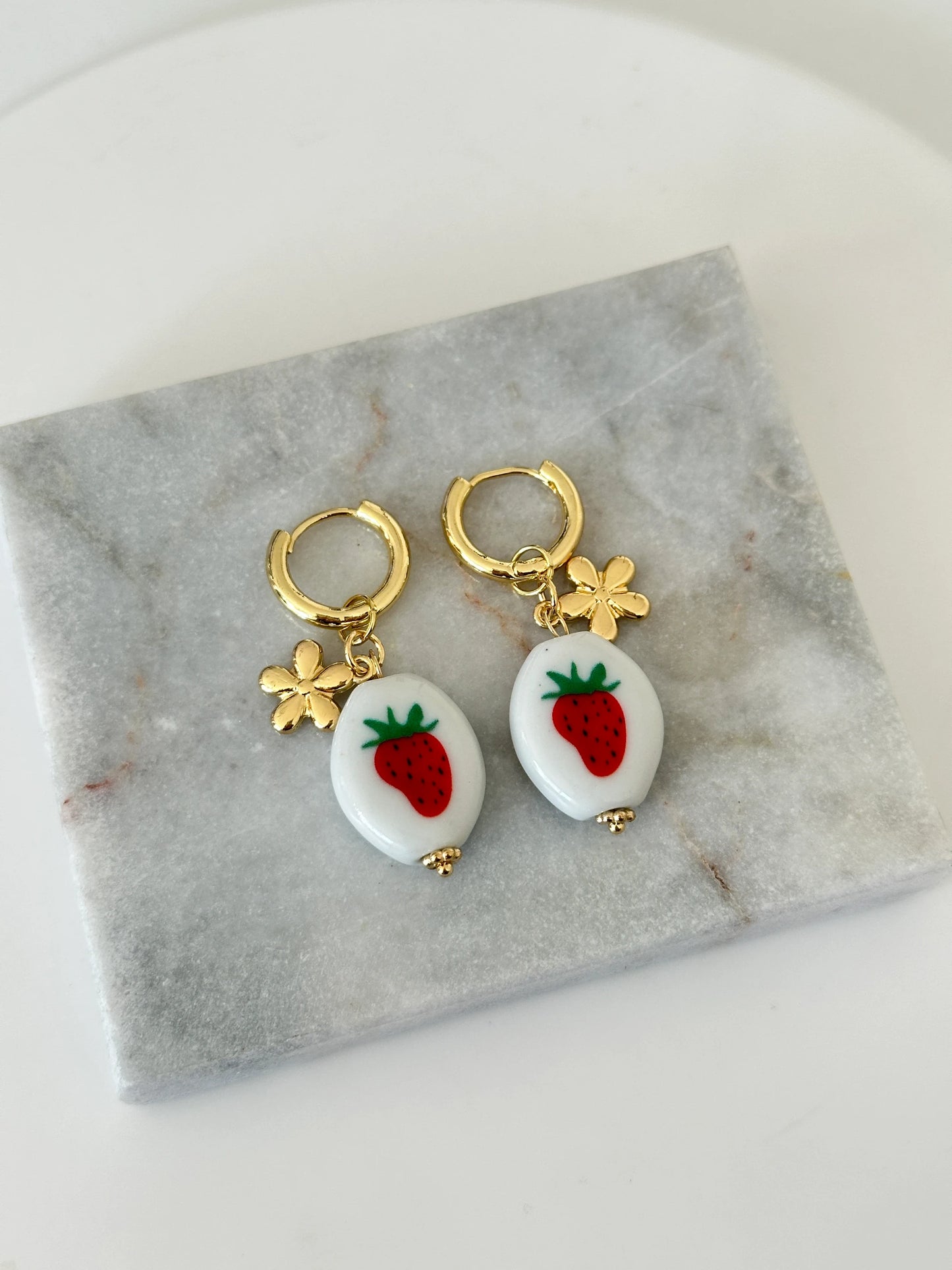 Beyaz Çilek Seramik Kadın Küpe