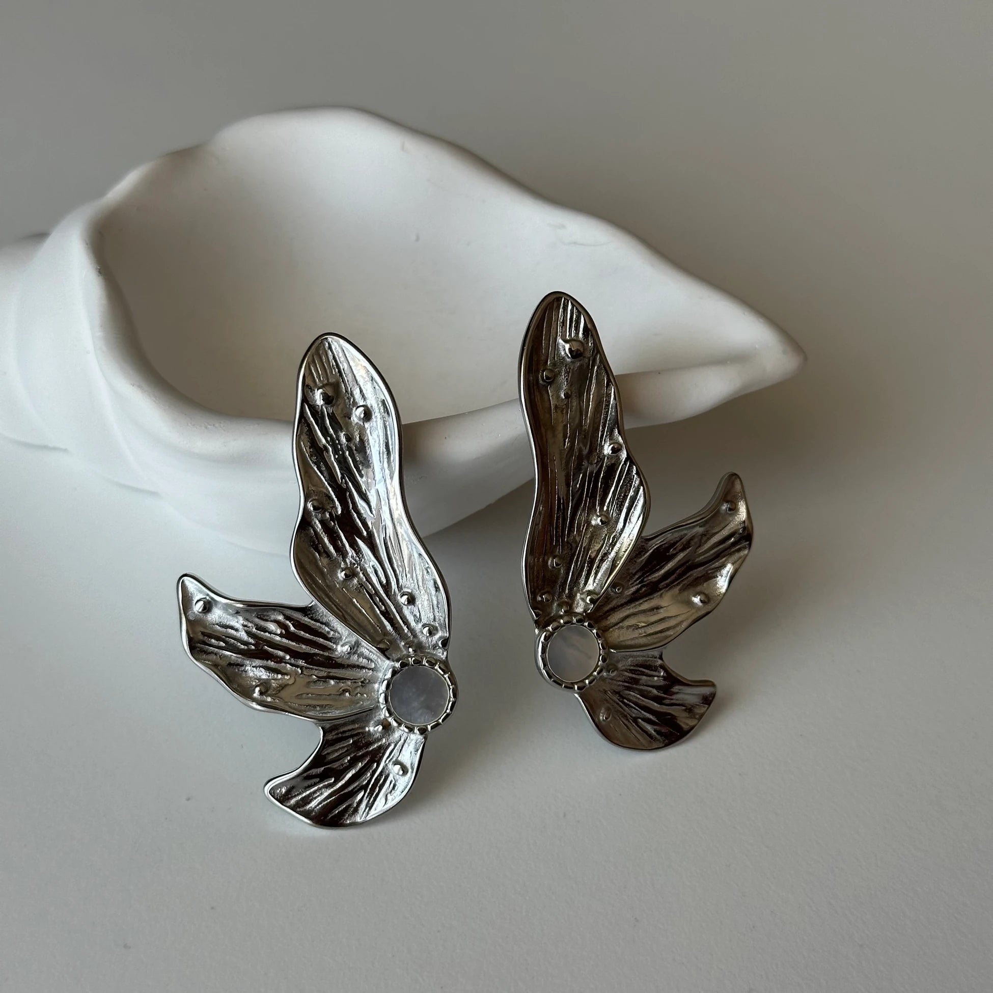 Sedefli Yaprak Çelik Küpe