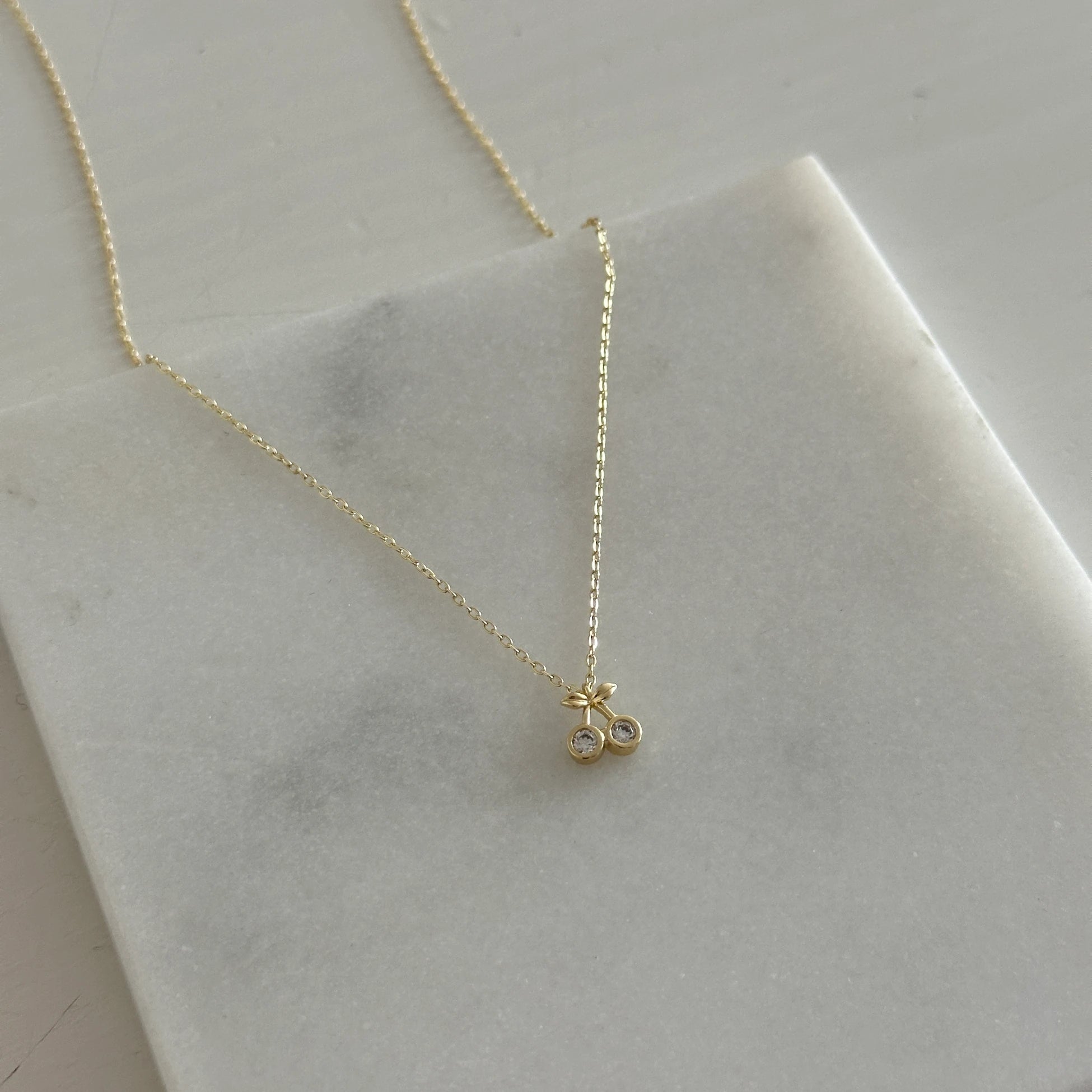 Minimal Kiraz Kuyumcu İşçiliği Kadın Kolye