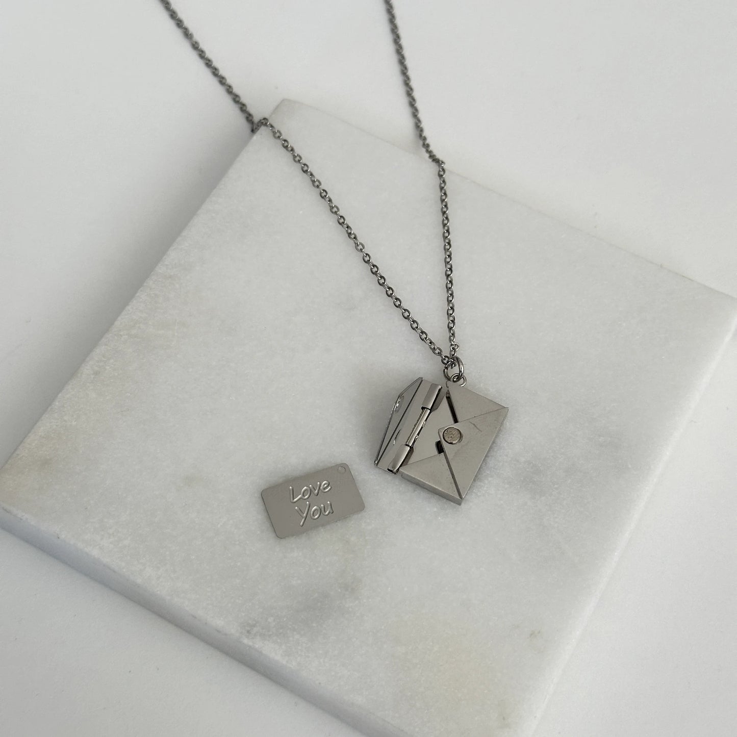Mektup 'LOVE' Çelik Kadın Kolye