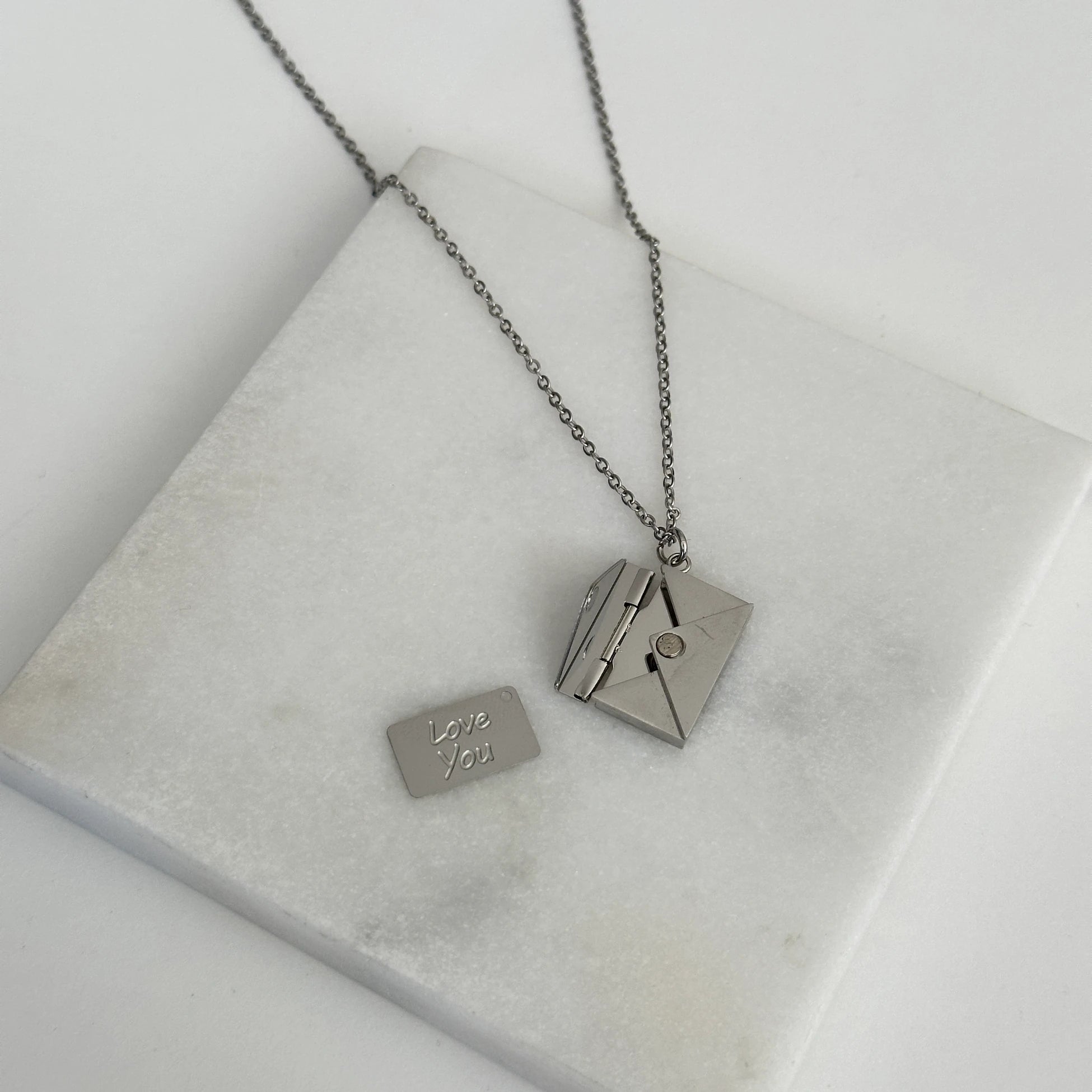 Mektup 'LOVE' Çelik Kadın Kolye