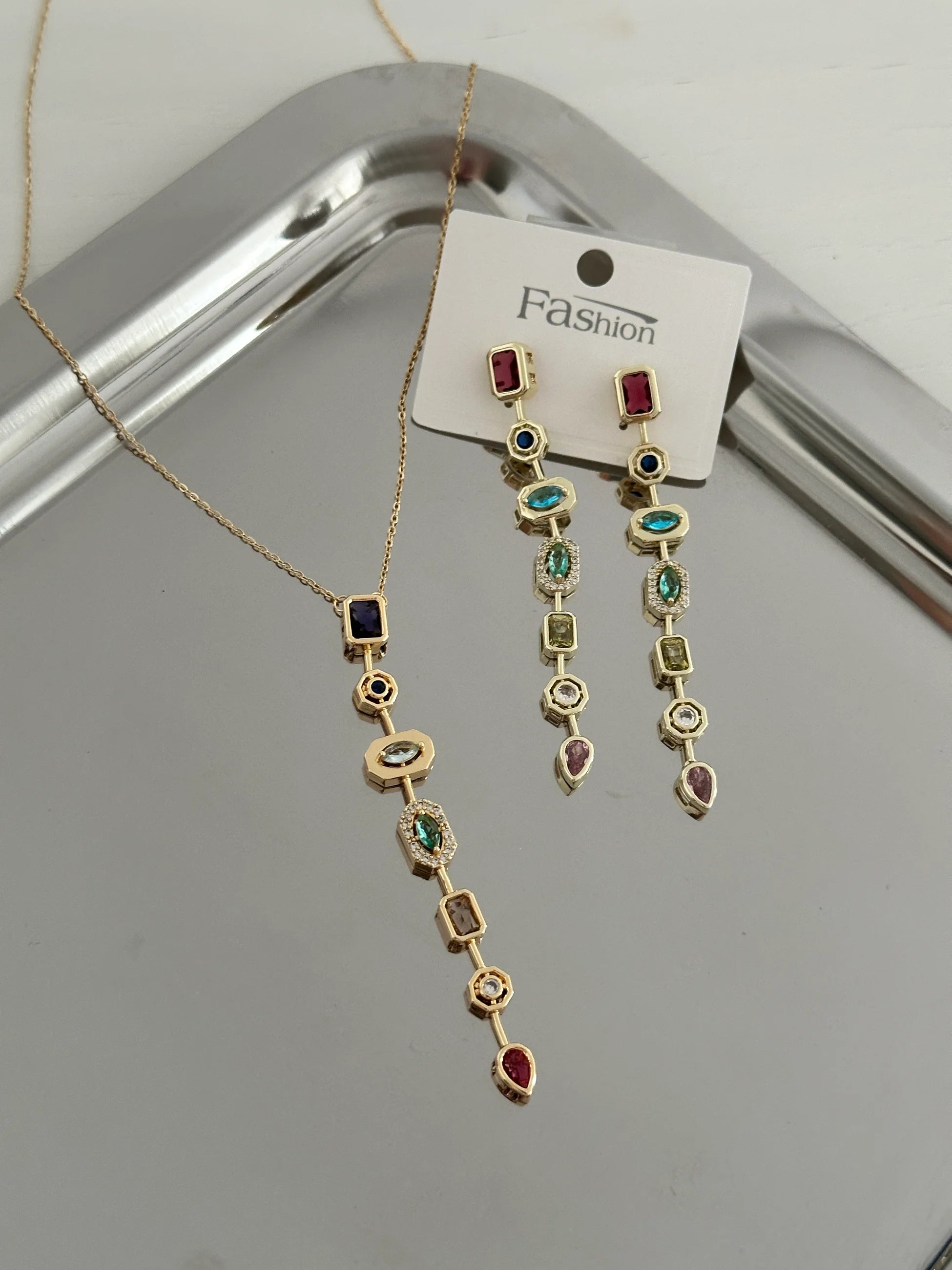 Renktaş Sarkıntılı Tasarım Kadın Küpe