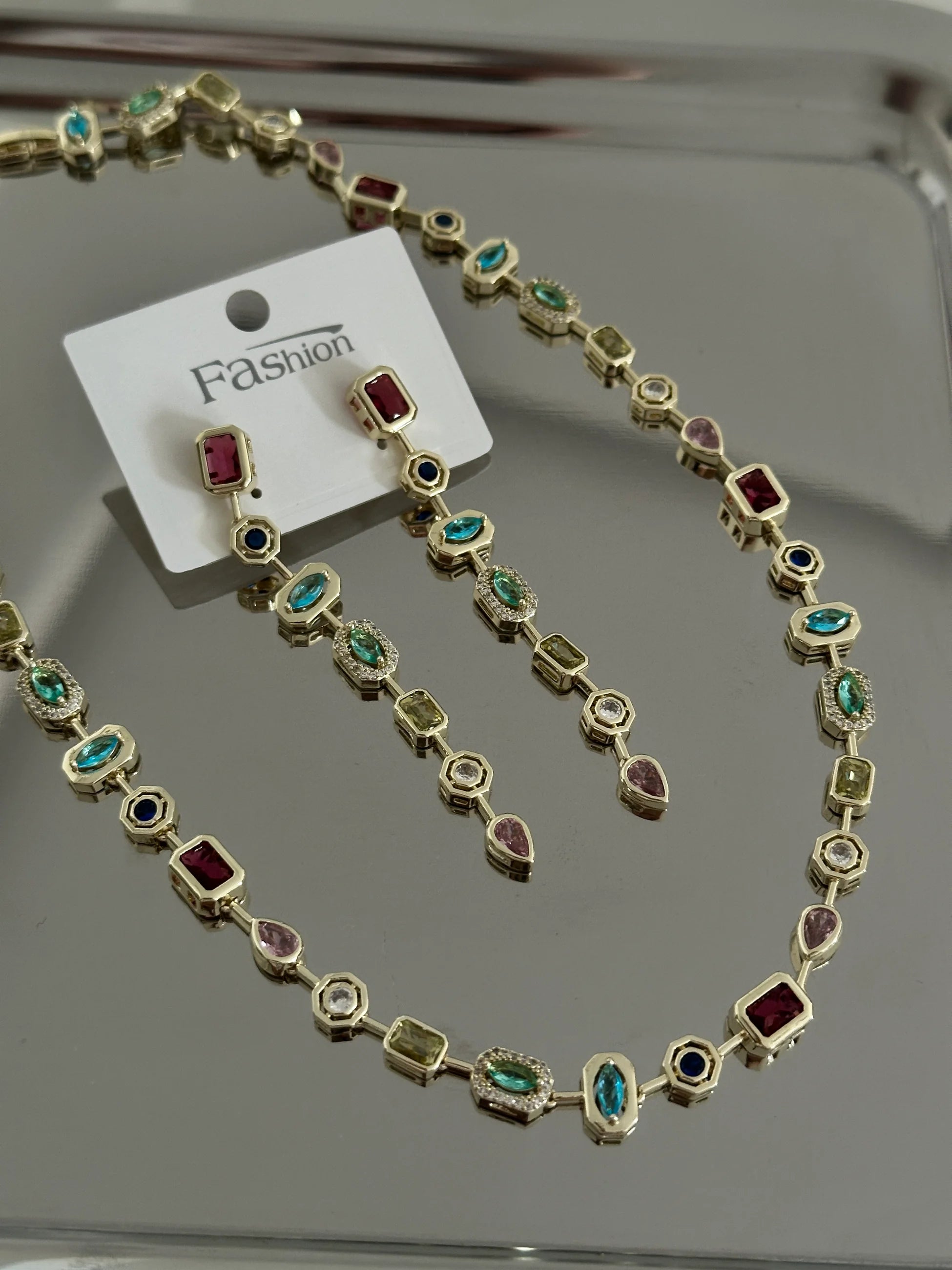 Renktaş Sarkıntılı Tasarım Kadın Küpe