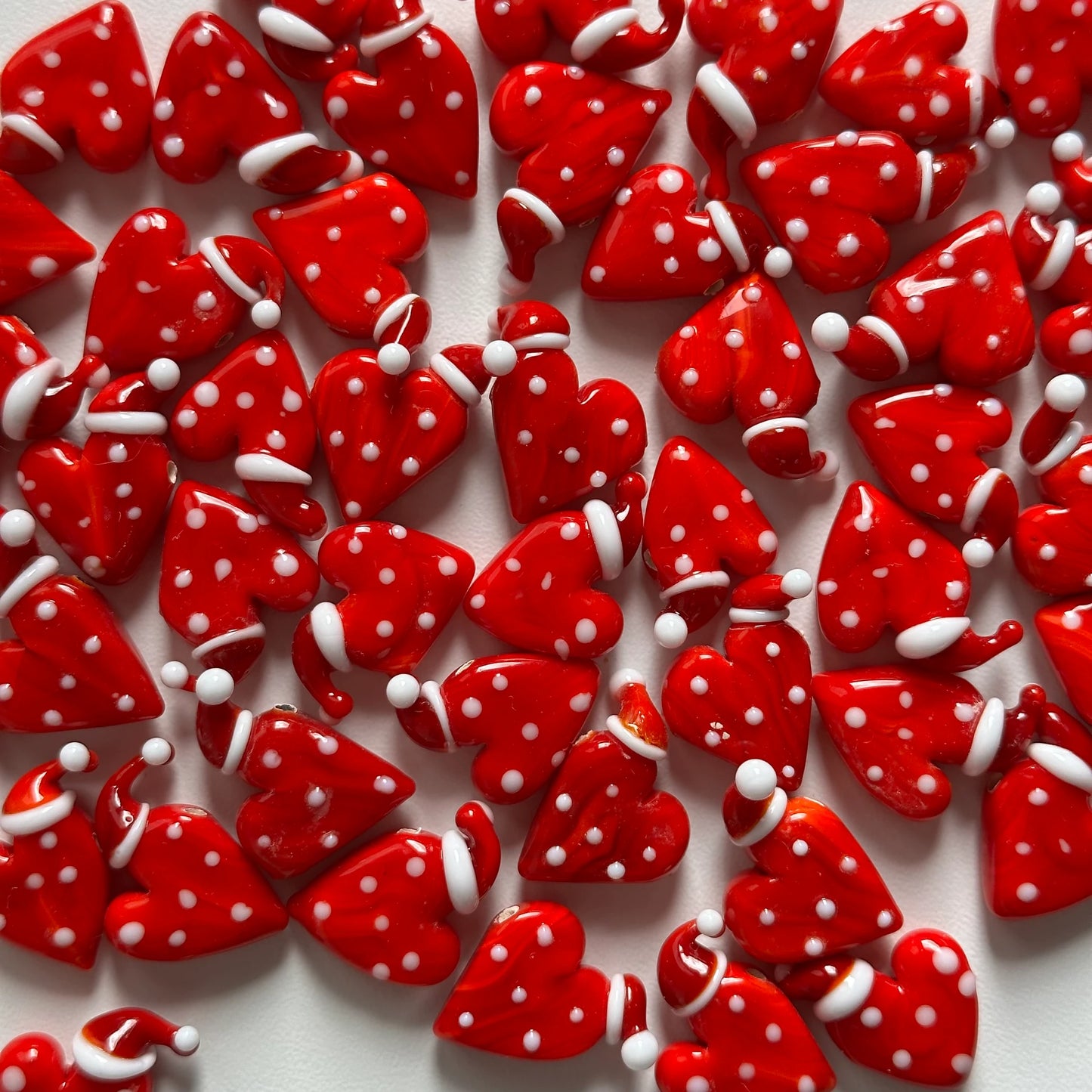 Yılbaşı Şapkalı Kalp Murano Cam Boncuk Kişiye Özel Harf Kadın Şans Bilekliği