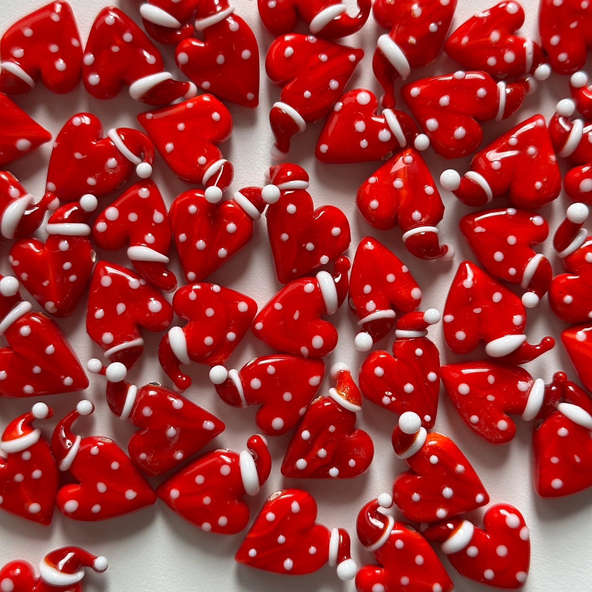 Yılbaşı Şapkalı Kalp Murano Cam Boncuk Kişiye Özel Harf Kadın Şans Bilekliği