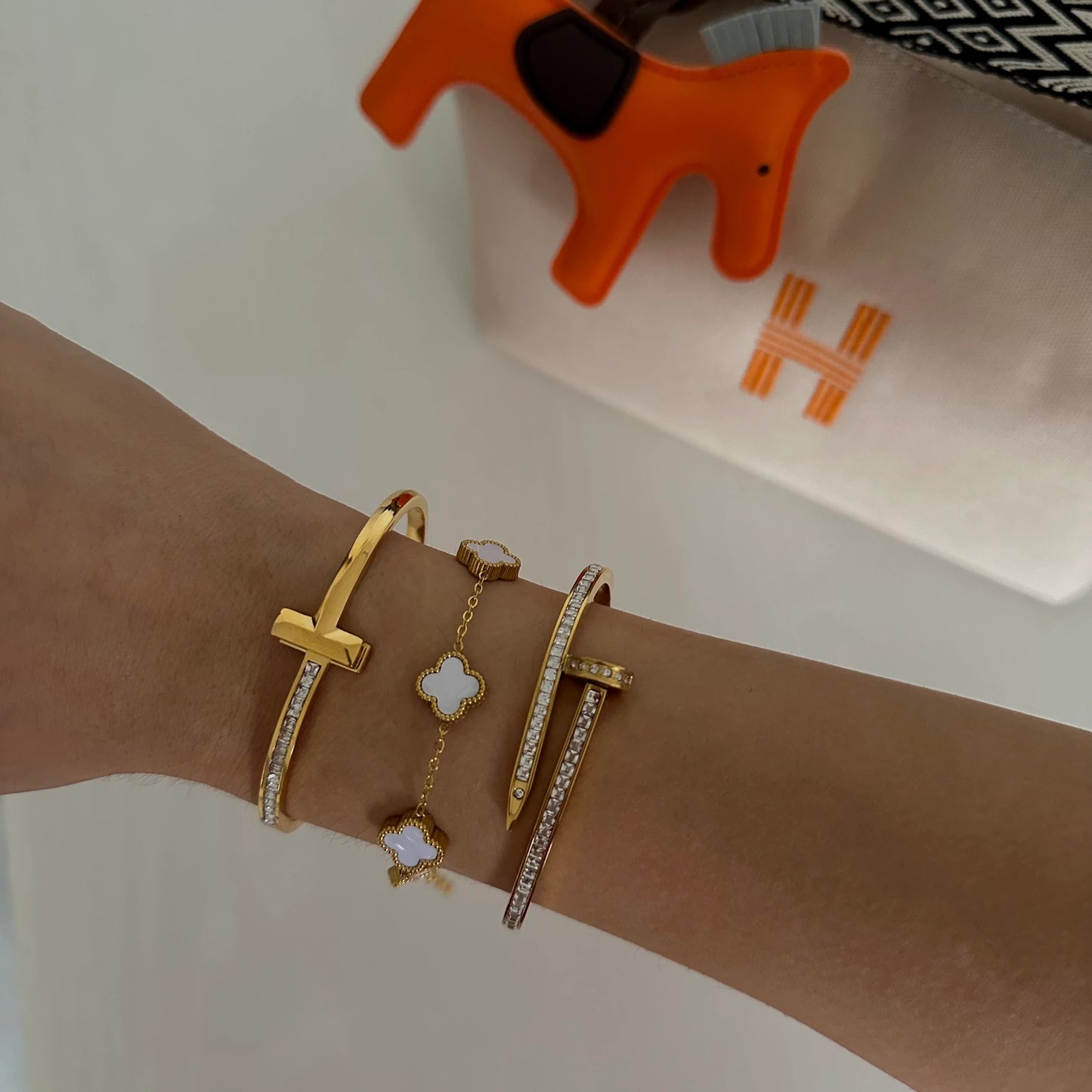 Zirkon Taş Çivi Çelik Kelepçe