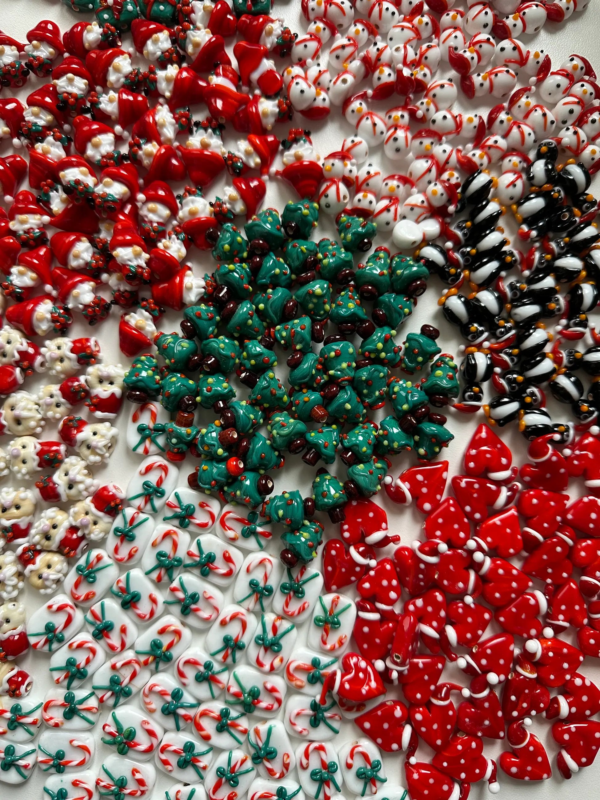 Yılbaşı Kırmızı Şapkalı Kardan Adam Murano Cam Boncuk Kişiye Özel Harf Kadın Şans Bilekliği