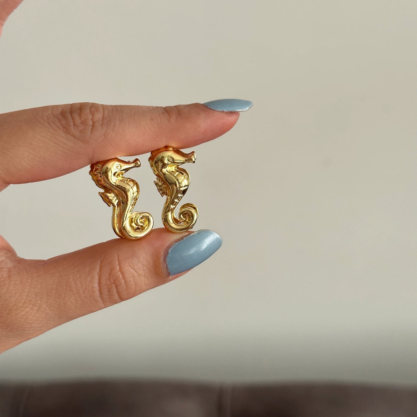 Minimal Çift Taraflı Deniz Atı Kadın Küpe