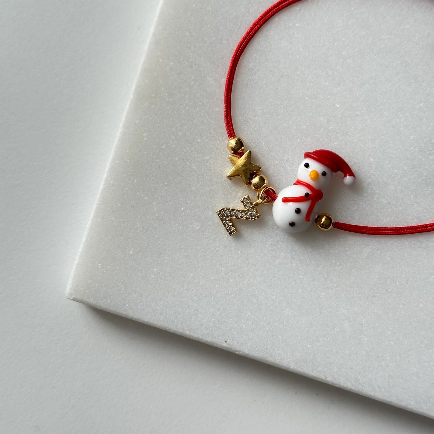 Yılbaşı Kırmızı Şapkalı Kardan Adam Murano Cam Boncuk Kişiye Özel Harf Kadın Şans Bilekliği