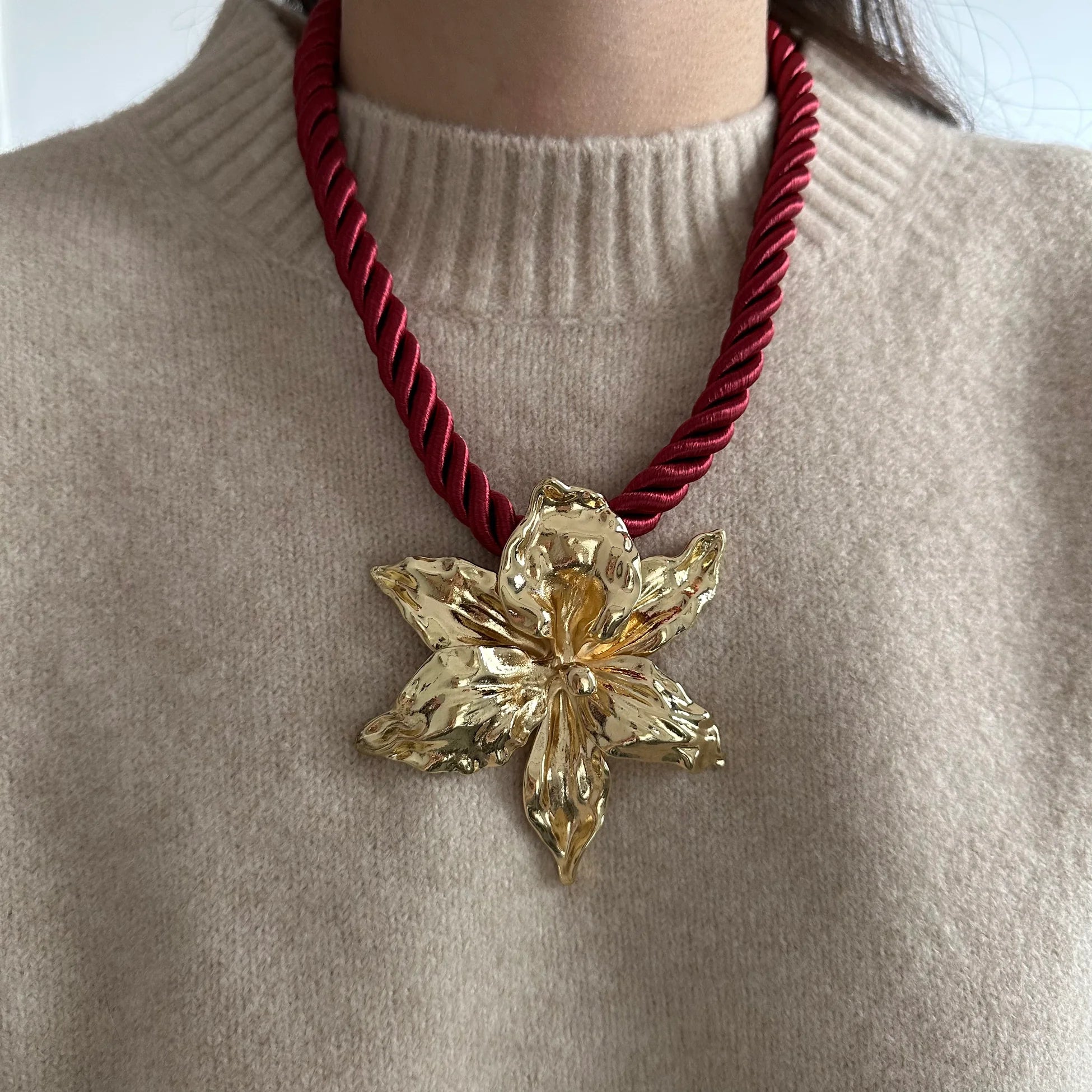 Hibiscus Halat İp Kolye